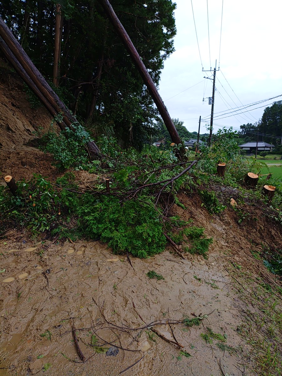 mlit_kanto_road's tweet photo. 【#台風25号 被害に伴う対応】
千葉県内で停電や断水が長期化しています。TEC-FORCEは日本建設業連合会と共に、長南町などで、停電の原因となっている道路被災箇所の道路啓開を進めています。早期の停電・断水の解消に向け取り組んでいきます。
#国土交通省 #関東地方整備局 https://t.co/TpFO3N3RMJ