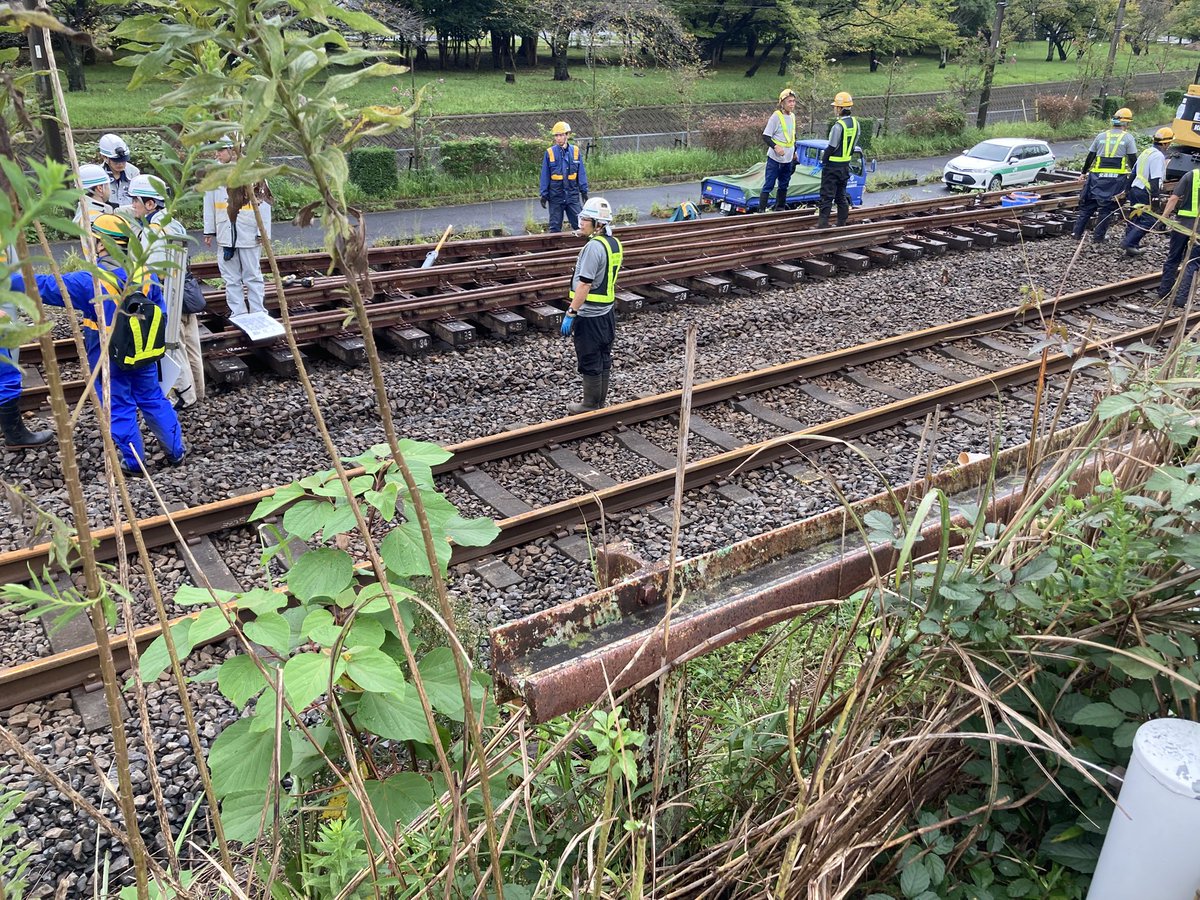xixPACOxix's tweet photo. 長浦駅から約450m千葉寄りのセブン-イレブン向かいで、上り線から下り線への渡り線工事中
本日中に完了しそう https://t.co/jNCKlWqMiZ