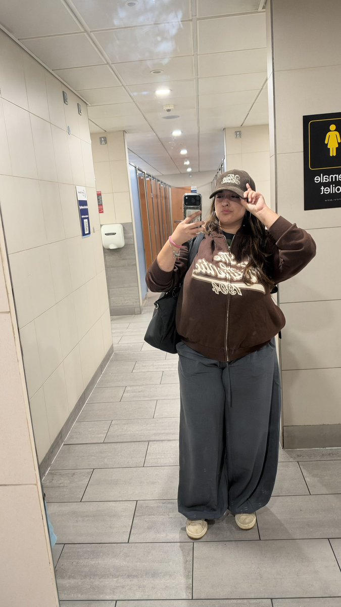 QueenSamFd's tweet photo. Otra vez de vacaciones, porque a su diosa le encanta viajar, pero esta vez 1 semana entera, así que no me den por culo, y si van a hablarme q sea tributando, que así los quiero a todos. Vamos perritos 💸💸 https://t.co/PIISm7Jlae