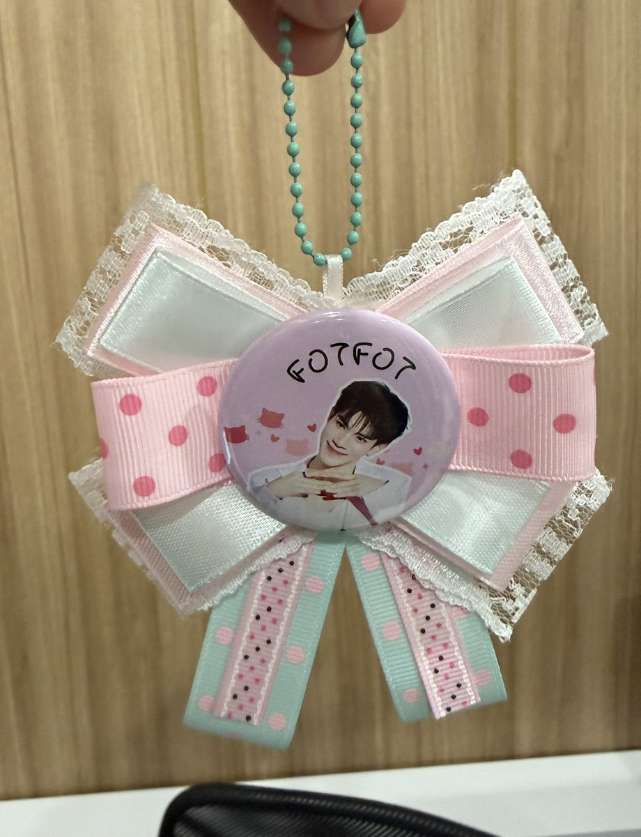 fotfot4774's tweet photo. น้องเอา กอว มาให้ดู ของจริงน่ารักมากทำไว้ประมาณ 50 อัน รอแพ็ค จะมีคนมาเอาถึง 50 มั้ย ถ้าเกินเผื่อทำเพิ่ม

#FourthConcert
#Fourthnattawat #โฟร์ทณัฐวรรธน์ https://t.co/T29LWza8X2