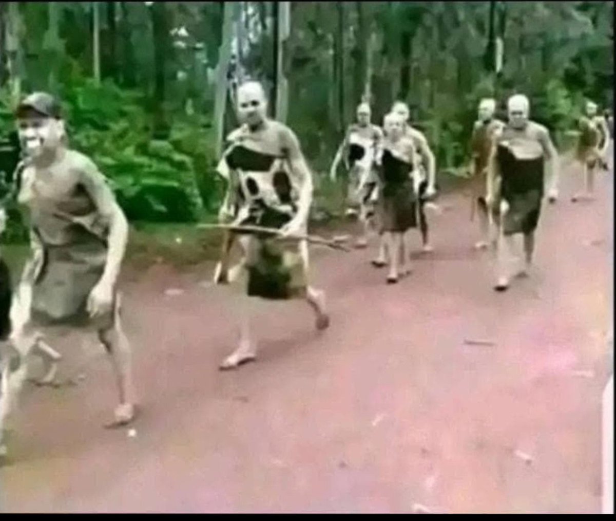 _alexnzoli's tweet photo. Huyo jamaa wa kwanza simjui but najua anakaa tu mwongo https://t.co/gkw1jgfPWi