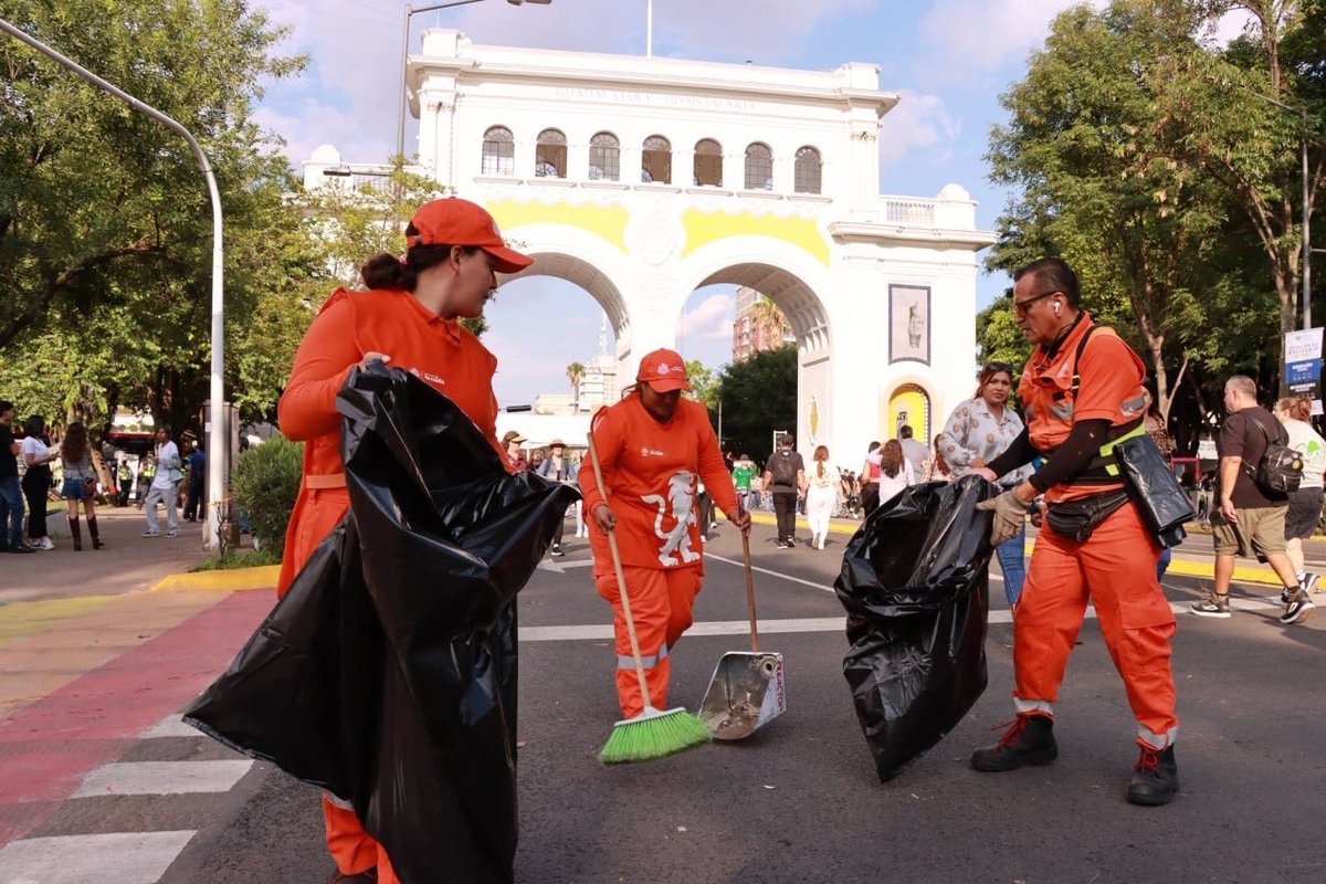 VeroDelgadilloG's tweet photo. Detrás de cada obra, cada programa y cada resultado hay miles de mujeres y hombres que todos los días ponen su corazón y lo mejor de sí para cuidar Guadalajara. 🧡

A quienes eligieron el servicio público como una forma de cuidar a los demás, gracias por su entrega, por su compromiso y por poner el corazón al servicio de nuestra ciudad.

Gracias por cuidar Guadalajara. Pueden estar seguros de que mi compromiso es también cuidar de ustedes.