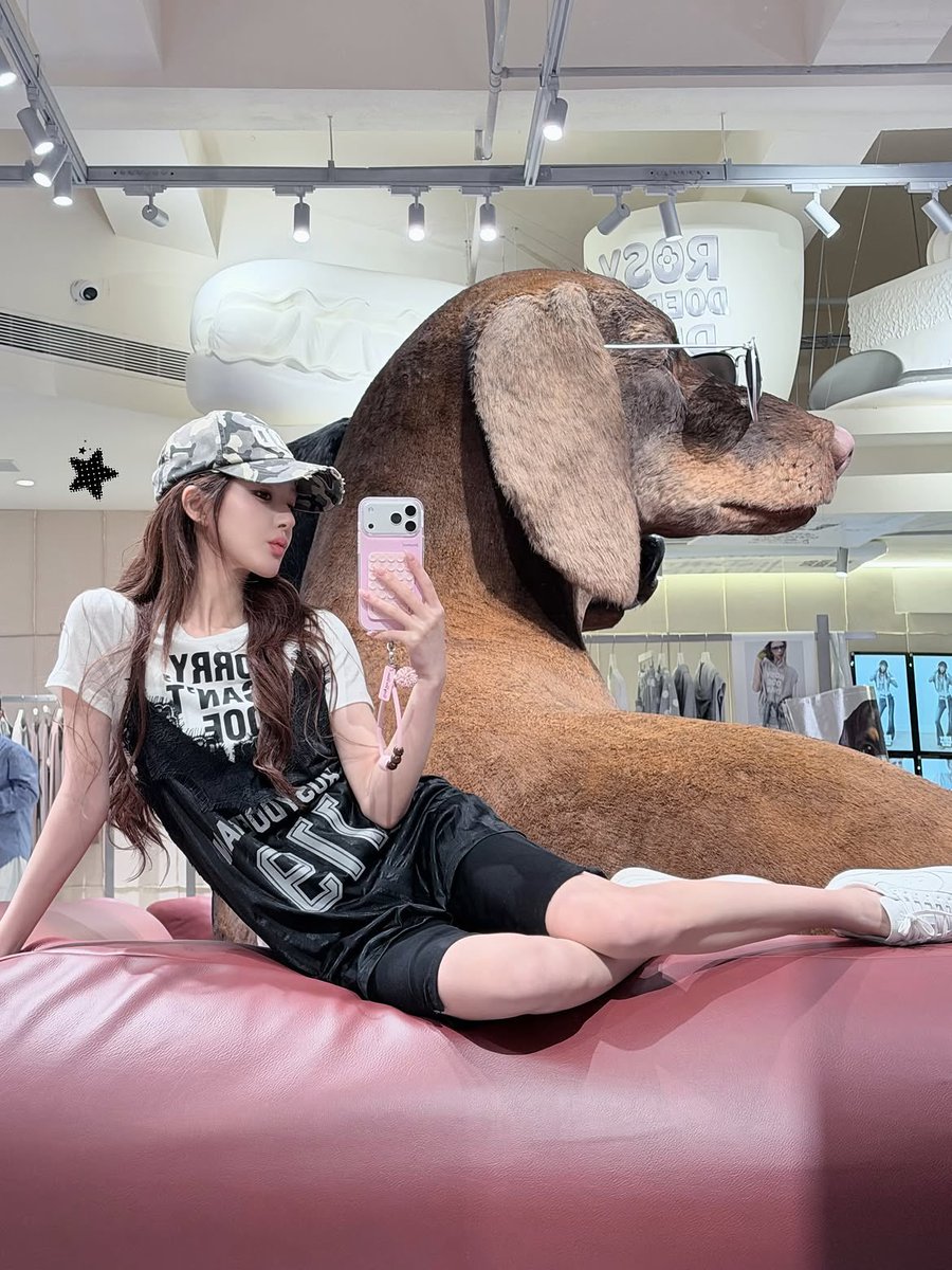 zhaolusi_intl's tweet photo. [📸] 092926 #ZHAOLUSI #赵露思          
Zhao Lusi XHS Update

“🦖 
The wrong way to pose for a mirror shot 🙈 (it’s really easy to roll right into it ). 
If you’re thirsty or need anything, you can go to rdd anytime.”

🔗 https://t.co/3jztxCb5V5

#RosyZhao #조로사 #จ้าวลู่ซือ https://t.co/sTkbbwVdYm