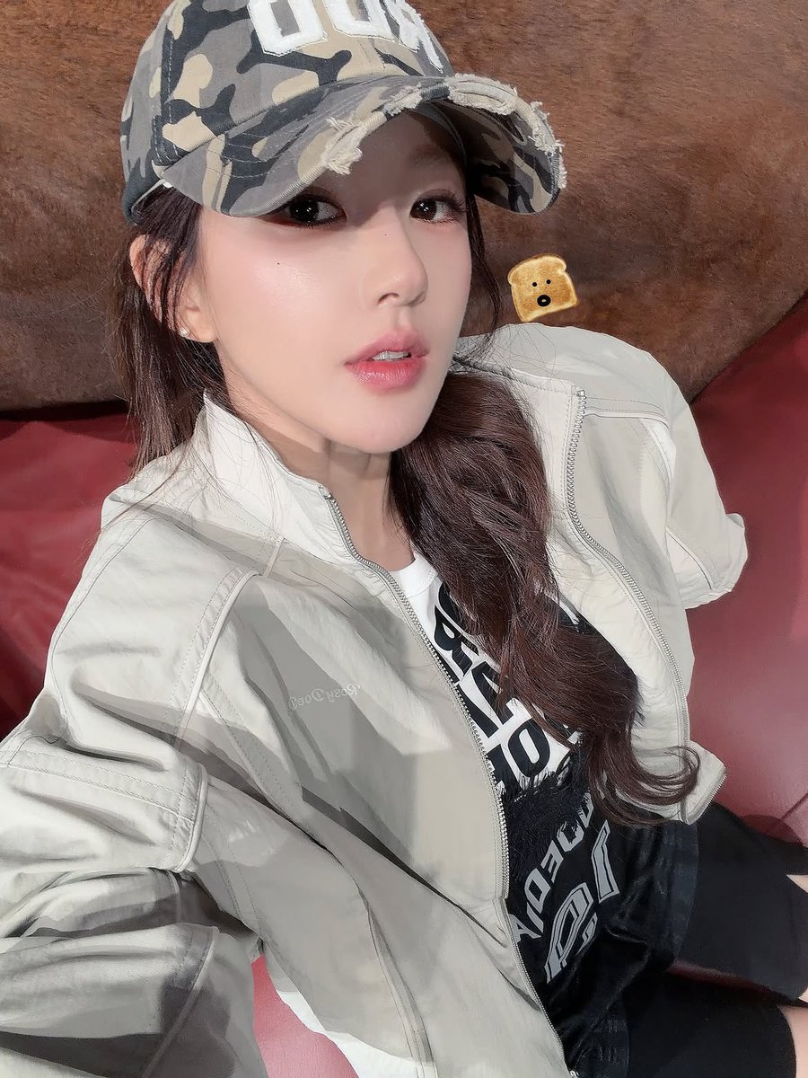 zhaolusi_intl's tweet photo. [📸] 092926 #ZHAOLUSI #赵露思          
Zhao Lusi XHS Update

“🦖 
The wrong way to pose for a mirror shot 🙈 (it’s really easy to roll right into it ). 
If you’re thirsty or need anything, you can go to rdd anytime.”

🔗 https://t.co/3jztxCb5V5

#RosyZhao #조로사 #จ้าวลู่ซือ https://t.co/sTkbbwVdYm