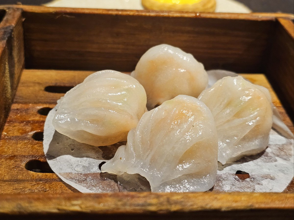 EusebiaTanney's tweet photo. Just found the coziest hole-in-the-wall dim sum spot in Chinatown! Their har gow has the perfect translucent wrapper and juicy shrimp filling—total flavor bomb. Pro tip: arrive before 12 to skip the crowd https://t.co/imsdEpGRfC