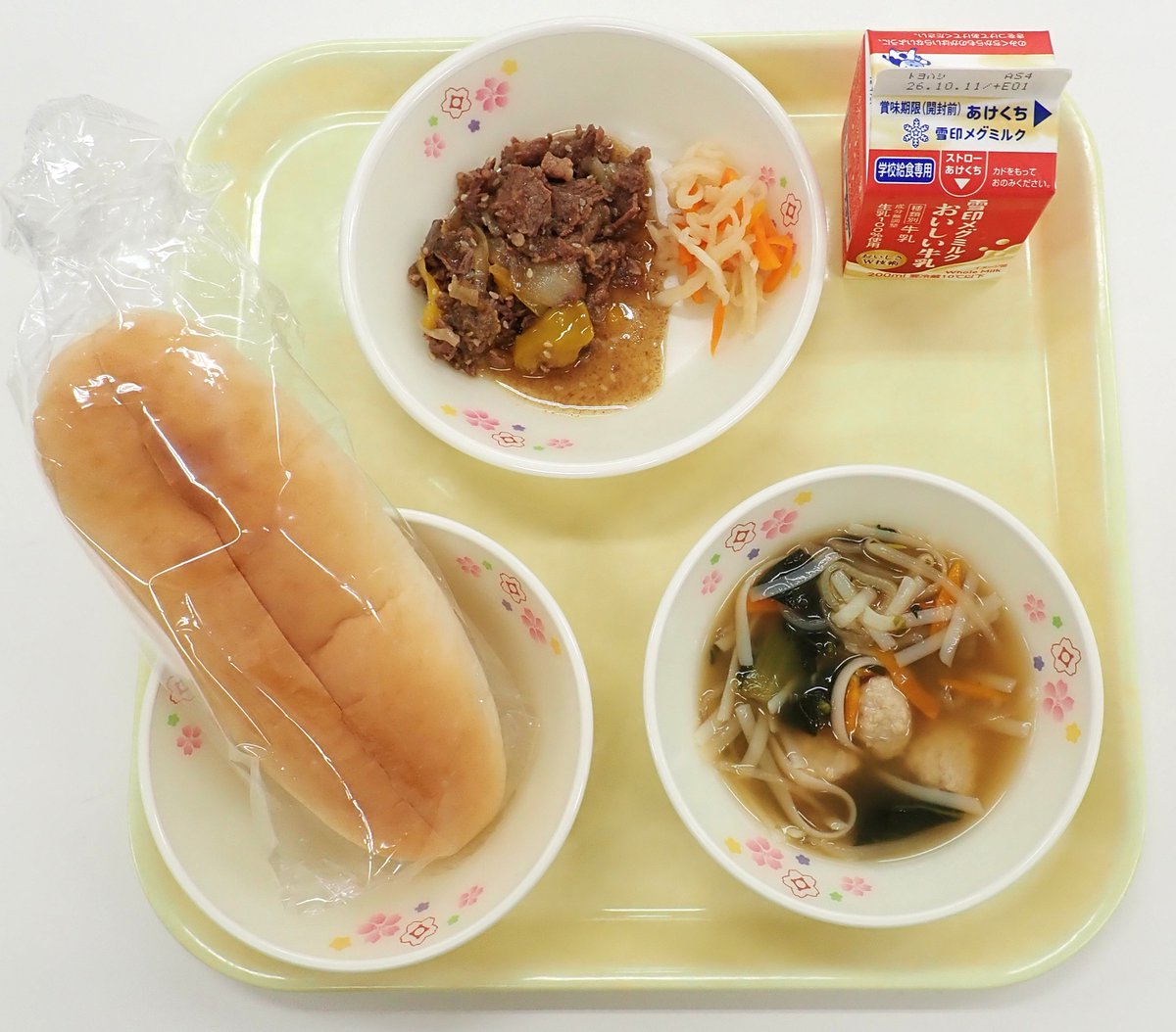 kasugaikyushoku's tweet photo. 9/29　　小中学校の　#給食

・サンドイッチロール
・牛乳
・とり団子入りフォー
・牛肉の甘辛炒め
・大根とにんじんの甘酢漬け

#おいしい給食　#アジア競技大会
#ベトナム　#春日井市　#愛知県 https://t.co/ccWrAFB9Jr