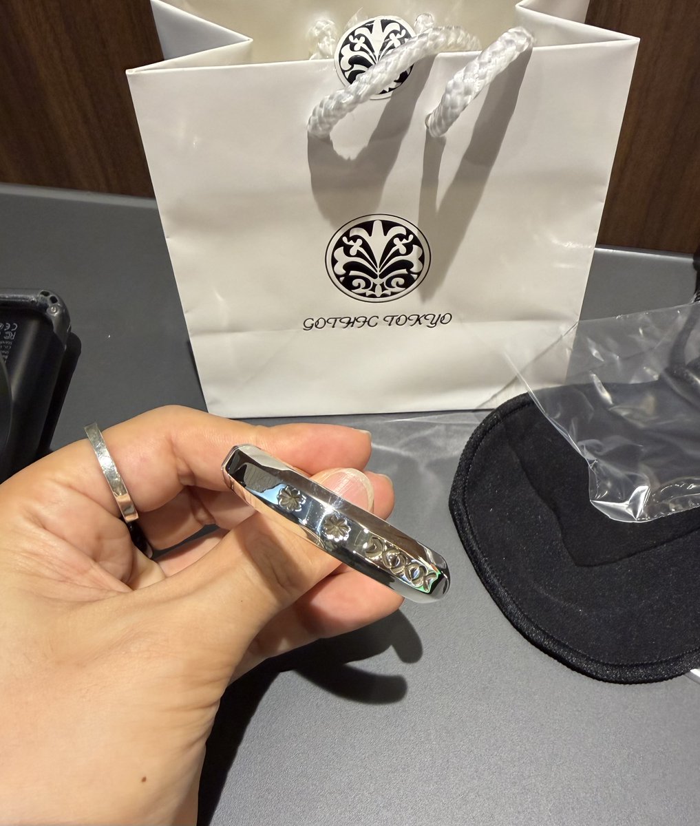 Chitan_cat's tweet photo. ずっと欲しかったCippy Crazy HorseのROCK STARバングル買えた✨
店員さんも凄く丁寧な接客でサイズも丁度いい物が選べて満足😌
東京まで買いに行った甲斐があった！
一生大事にする✨ https://t.co/gfbGaJTUzn