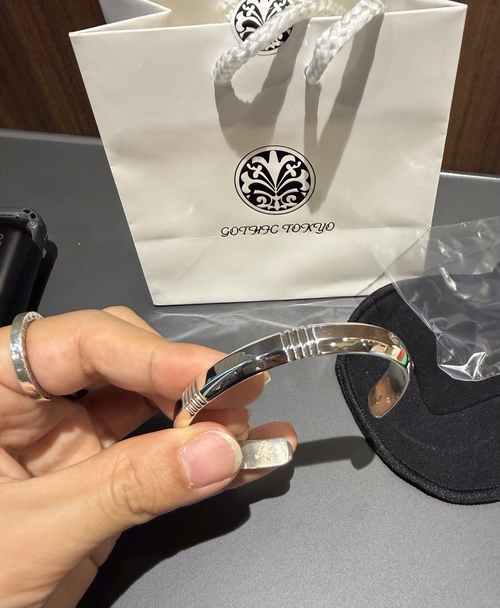 Chitan_cat's tweet photo. ずっと欲しかったCippy Crazy HorseのROCK STARバングル買えた✨
店員さんも凄く丁寧な接客でサイズも丁度いい物が選べて満足😌
東京まで買いに行った甲斐があった！
一生大事にする✨ https://t.co/gfbGaJTUzn