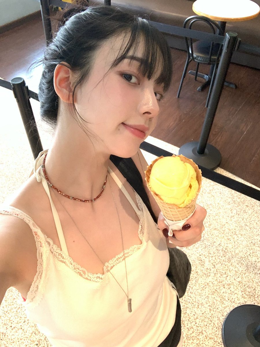 swanlwake's tweet photo. sayang mau ice cream??? @Kalandhra https://t.co/F4gtfJdDjg