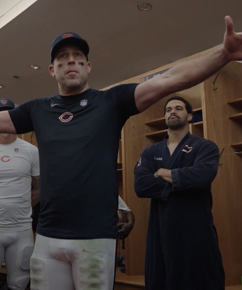 bearszn's tweet photo. Caleb Williams looking at Case Keenum like a proud dad 😂 https://t.co/7fPZoKsEsd