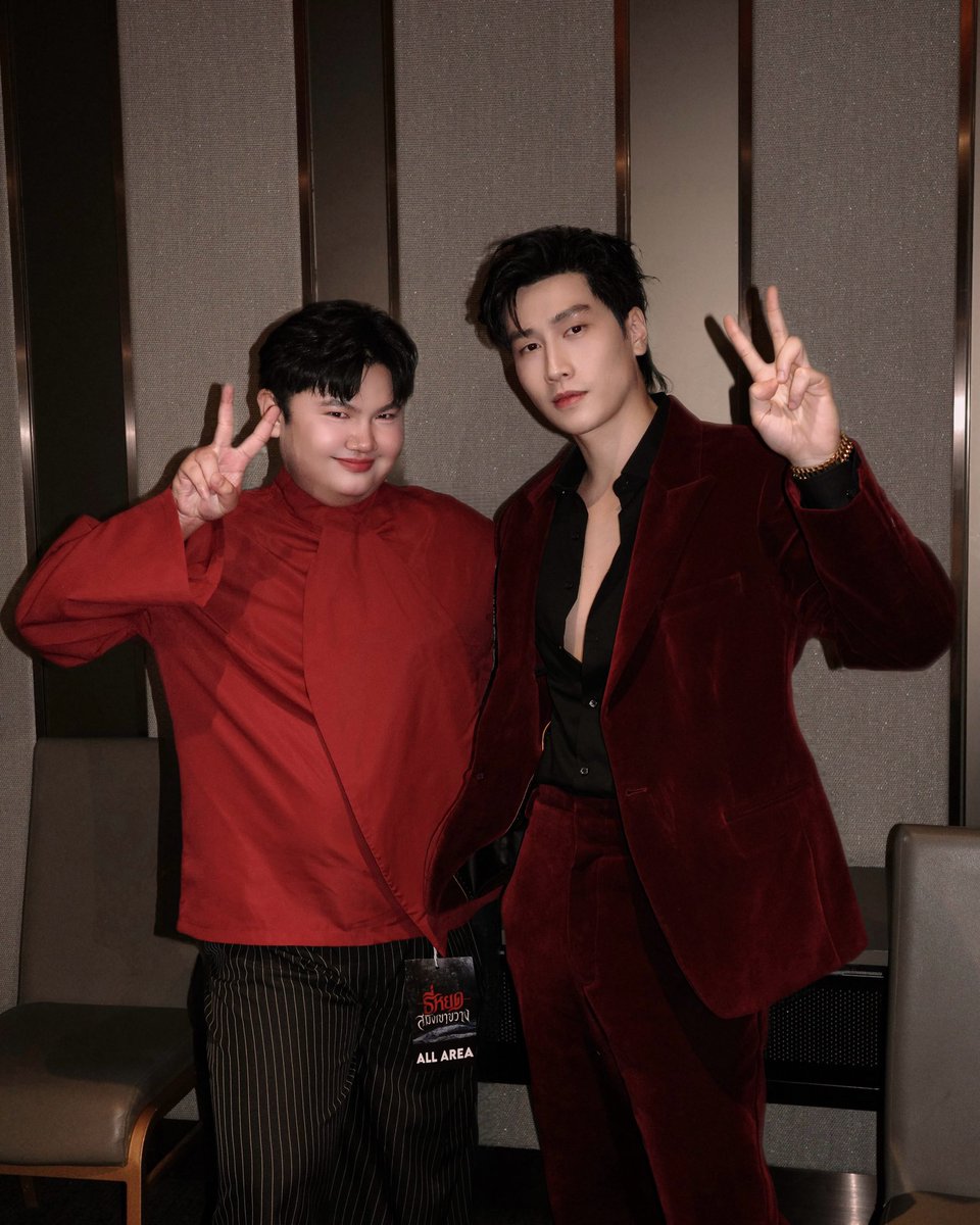focusbible's tweet photo. IG: pondhoo  Post update 
29/09/2026

‘ชูสองนิ้ว พร้อมกับคำว่าสู้ๆ✌🏻🤪’

เคยบอกไบเบิ้ลแล้ว ว่าทำสองอย่างพร้อมกันมันเหนื่อยนะ แต่เบิ้ลก็อยากทำ ชั้นก็ได้แต่พูดคำว่า ‘สู้ๆ’ 

จนวันนี้ได้เห็นผลลัพธ์ของความตั้งใจ อยากให้ทุกคนไปดูจริงๆ ‘ภ. ธี่หยด: สมิงเขาขวาง’

30 กันยายน นี้ ทุกโรงภาพยนตร์🥳

SAMING THE WEREBEAST GALA X BIBLE 
#ธี่หยดสมิงเขาขวาง
#GALAธี่หยดสมิงเขาขวาง
꒰⁠ #BibleWichapas #bsumone @biblesumett ♡ ꒱