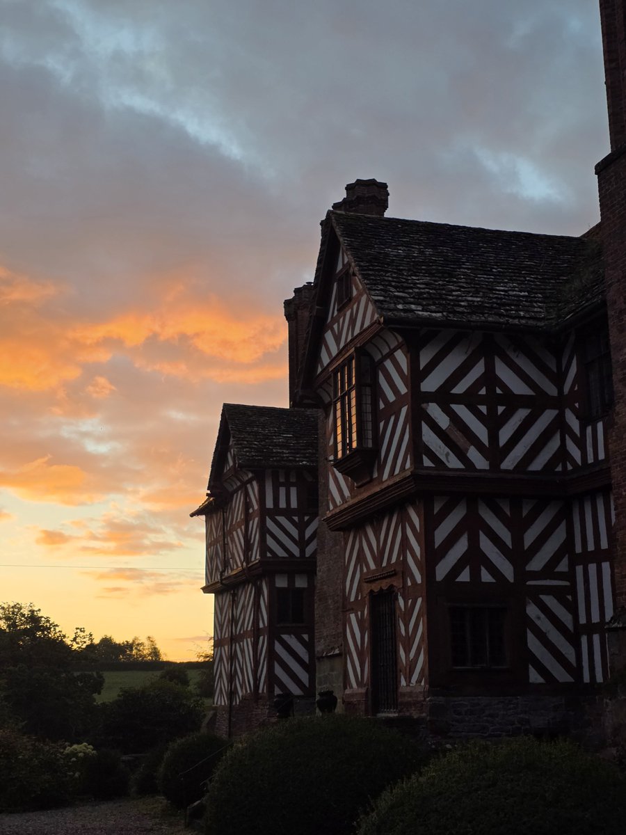 PitchfordEstate's tweet photo. Pitchford Hall's Northern Range at sunrise #tudortuesday #shropshire https://t.co/VON1ejzG6r https://t.co/gVzSm2Q1yV
