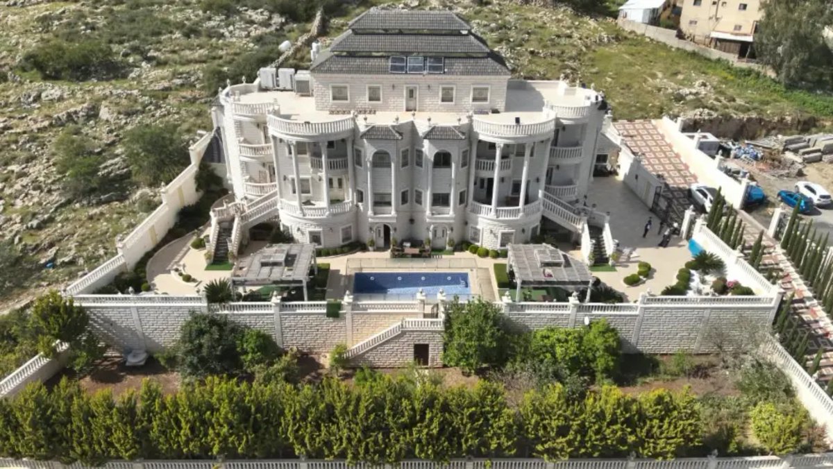 ZvikaKlein's tweet photo. This Palestinian estate in Mukhmas, in Judea and Samaria (West Bank), is one of 100 luxury properties featured in Regavim’s new photo book, Real Estate Under Occupation.

Pools, marble staircases, landscaped gardens and gated compounds feature throughout. The Israeli land-use advocacy group says its team photographed the properties in a single day.

Regavim argues that this private wealth is often missing from international coverage. The selection documents an affluent slice of Palestinian society; the report also examines the broader economic context and the homes’ American connections.

Nachum Perry reports in The Jerusalem Post.

Photo: Courtesy/Regavim.
https://t.co/iGUZniu1K3