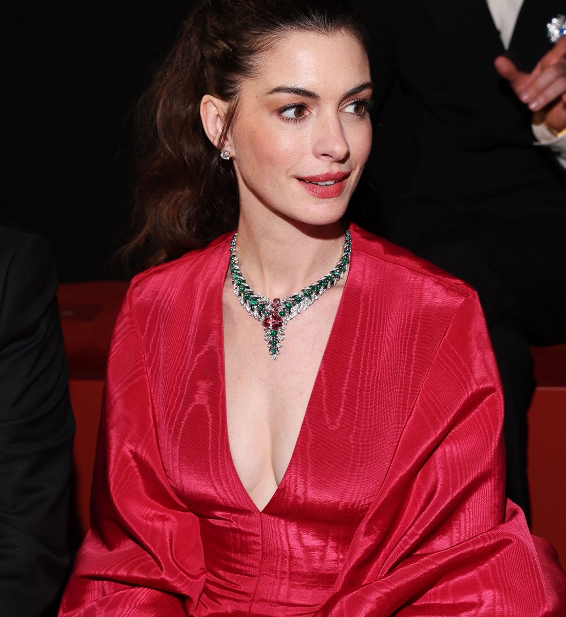 S_Paradox_'s tweet photo. Aane Hathaway  in red gown! https://t.co/LR0bmTFk07