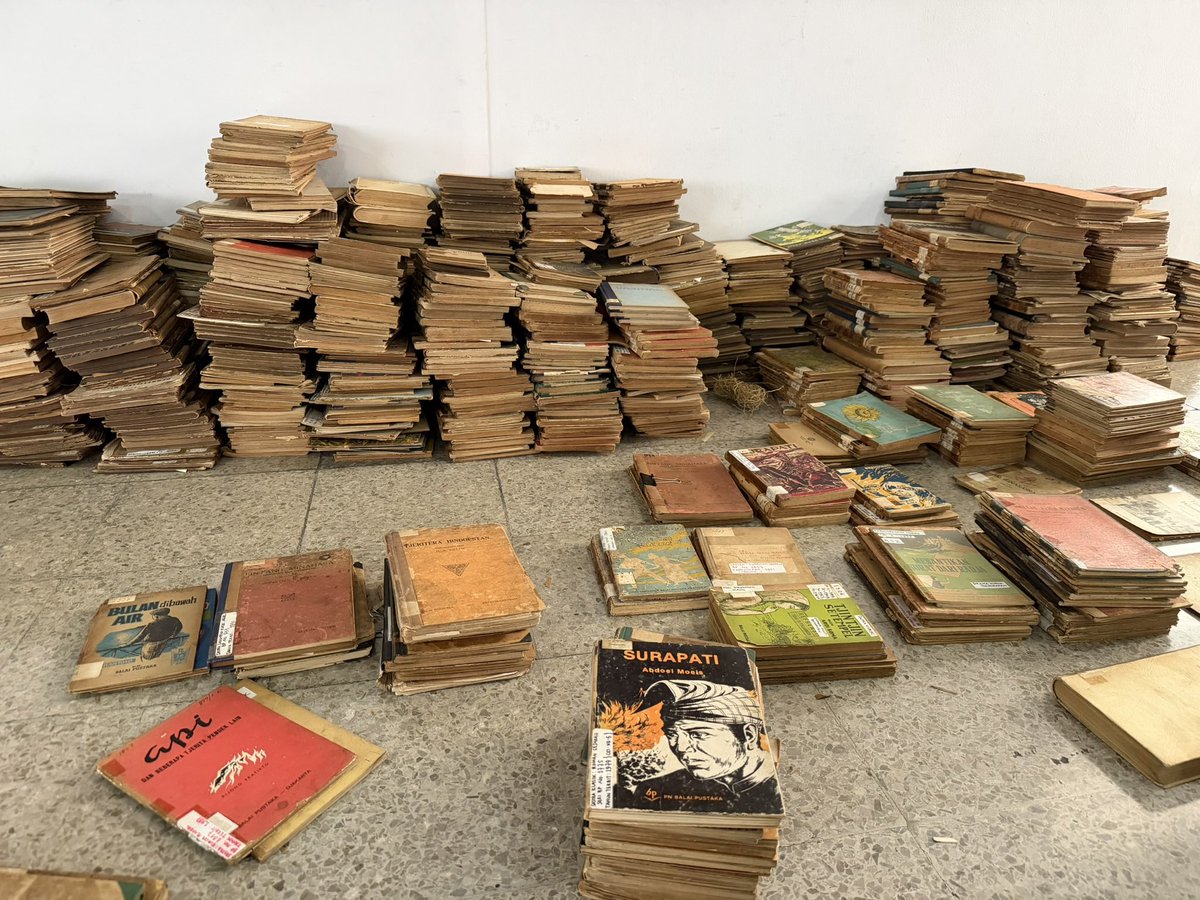 batjaanrakjat's tweet photo. sebetulnya hal yang paling sedih kalau bener2 gabisa survive itu keberadaan arsip-arsip ini. kami coba usaha dengan kondisi serba terbatas ya cuma karena pengen arsip ini nggak hanya jadi “arsip”, melainkan hal lain juga biar orang-orang tau, ada lho harta karun seluar biasa ini! https://t.co/ta00HAuh5u