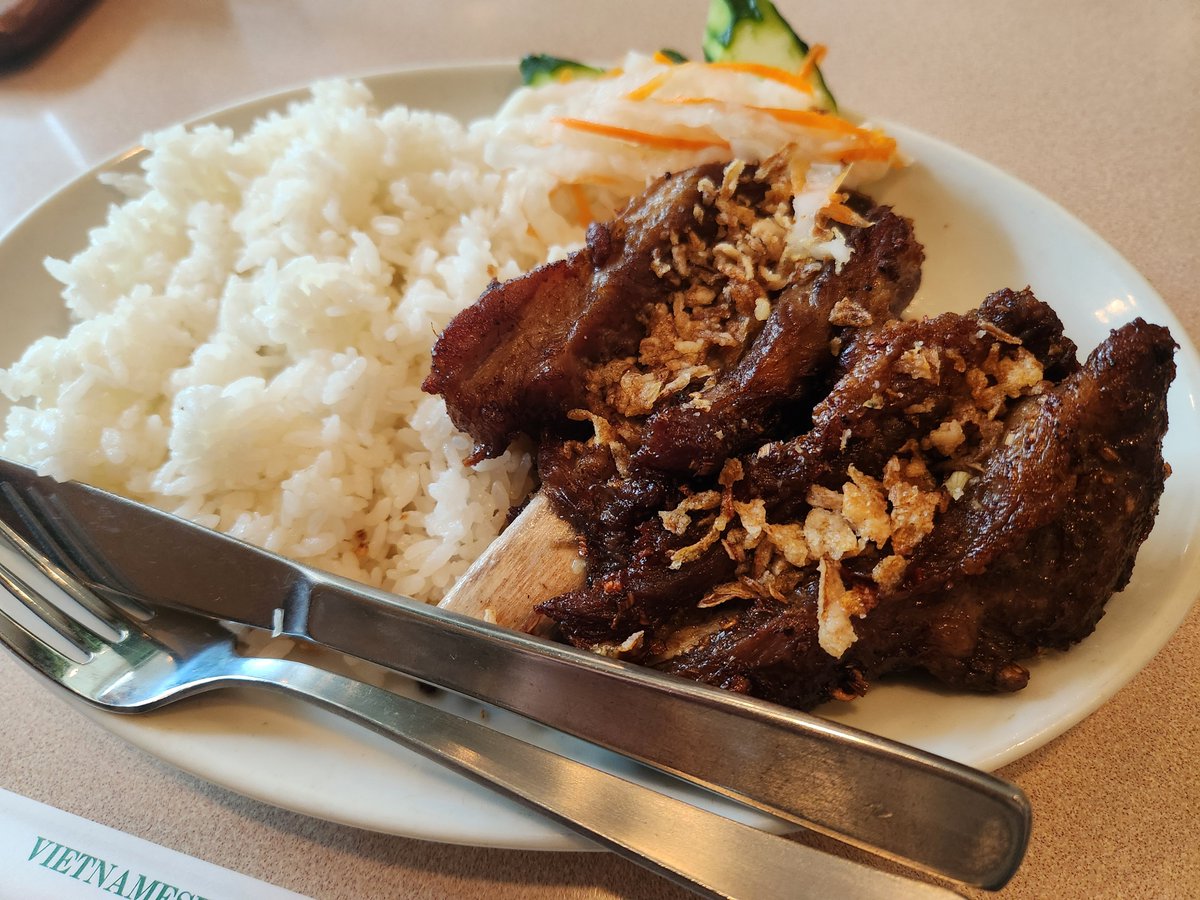 numagecchu's tweet photo. ミス・サイゴンで生春巻を食べました！いつかの宮﨑優さん！スペアリブのご飯も食べました！おっちゃんがお会計5円まけてくれようとしてたけど5円あったのでちゃんと払いました！ https://t.co/mMIjCgAmhI