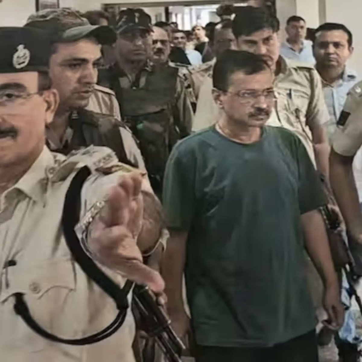 sumit1kalra's tweet photo. 5 अक्टूबर पास आ रही है...! 

अब कैलेंडर की तारीखें भी शायद थोड़ा सोच-समझकर पलटनी पड़ रही हैं। 😄

श्रीमान केजरीवाल के बयानों में अगर इन दिनों थोड़ी बेचैनी, बदहवासी या बेचैनी की अतिरिक्त परत दिखाई दे, तो ज्यादा दार्शनिक विश्लेषण की जरूरत नहीं।

कभी-कभी अदालत की तारीख भी ऐसी होती है कि
नींद आने से पहले सवाल आने लगते हैं,
और नींद आ जाए तो सपनों में भी अगली तारीख नहीं मिलती! 😂

मामला यह है कि दिल्ली हाई कोर्ट ने CBI की चुनौती पर सुनवाई के लिए 5 और 6 अक्टूबर तय किए हैं और साफ किया है कि आगे और स्थगन नहीं दिया जाएगा।

अब तक राजनीति में बहुत कुछ कहा जा चुका है...

कौन पीड़ित है, कौन प्रताड़ित है,
कौन षड्यंत्र देख रहा है, कौन साजिश...

लेकिन 5 अक्टूबर को शायद माइक से ज्यादा महत्वपूर्ण होंगे दस्तावेज़, दलीलें और अदालत के सवाल।

इसलिए फिलहाल बस इतना कहिए:

“तारीख पर तारीख” का दौर खत्म...
अब तारीख पर तर्क होगा! 😄

और अगर बेचैनी बढ़े तो घबराइए मत...

5 अक्टूबर अभी कैलेंडर में है,
लेकिन उसकी आहट शायद कुछ लोगों की नींद में पहले ही पहुँच चुकी है! 😉