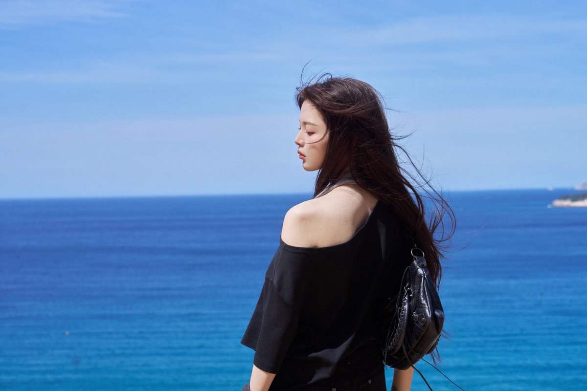 cfhaoyue's tweet photo. Wherever the wind takes me, I'll capture the moment and let it stay. 🍃 Following my own little rhythm, embracing the cool vibes and freedom. 🌿🦋✨ https://t.co/LMxIs6CXGy