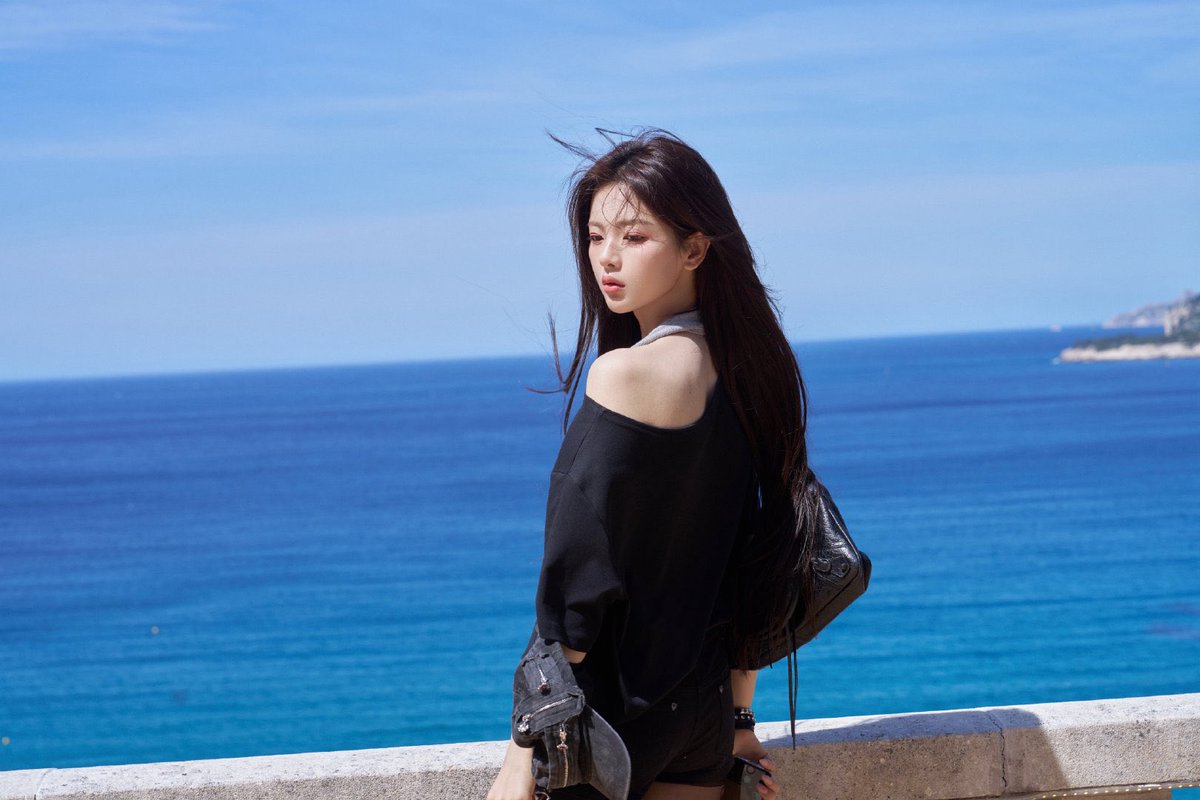 cfhaoyue's tweet photo. Wherever the wind takes me, I'll capture the moment and let it stay. 🍃 Following my own little rhythm, embracing the cool vibes and freedom. 🌿🦋✨ https://t.co/LMxIs6CXGy