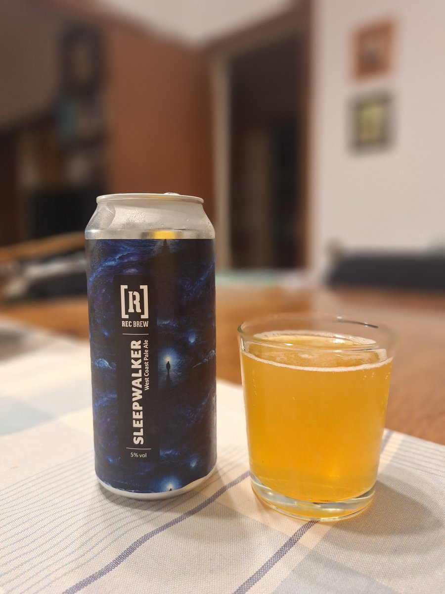 milbeerista's tweet photo. Rec Brewing Sleepwalker. D'Igualada, elaborada al Clúster Craft Beer, Llicà d'Amunt. West Coast Pale Ale. Aigua, malta (d'ordi i blat), llúpol (Mosaic i Meridian) i llevat. 40 IBUs, 5%. Prou bona. Tèrbola, cremosa, herbàcia, amarga, poc cos #SessionIPA #NEIPA #IndiaPaleAle https://t.co/YJkAe9G2vI