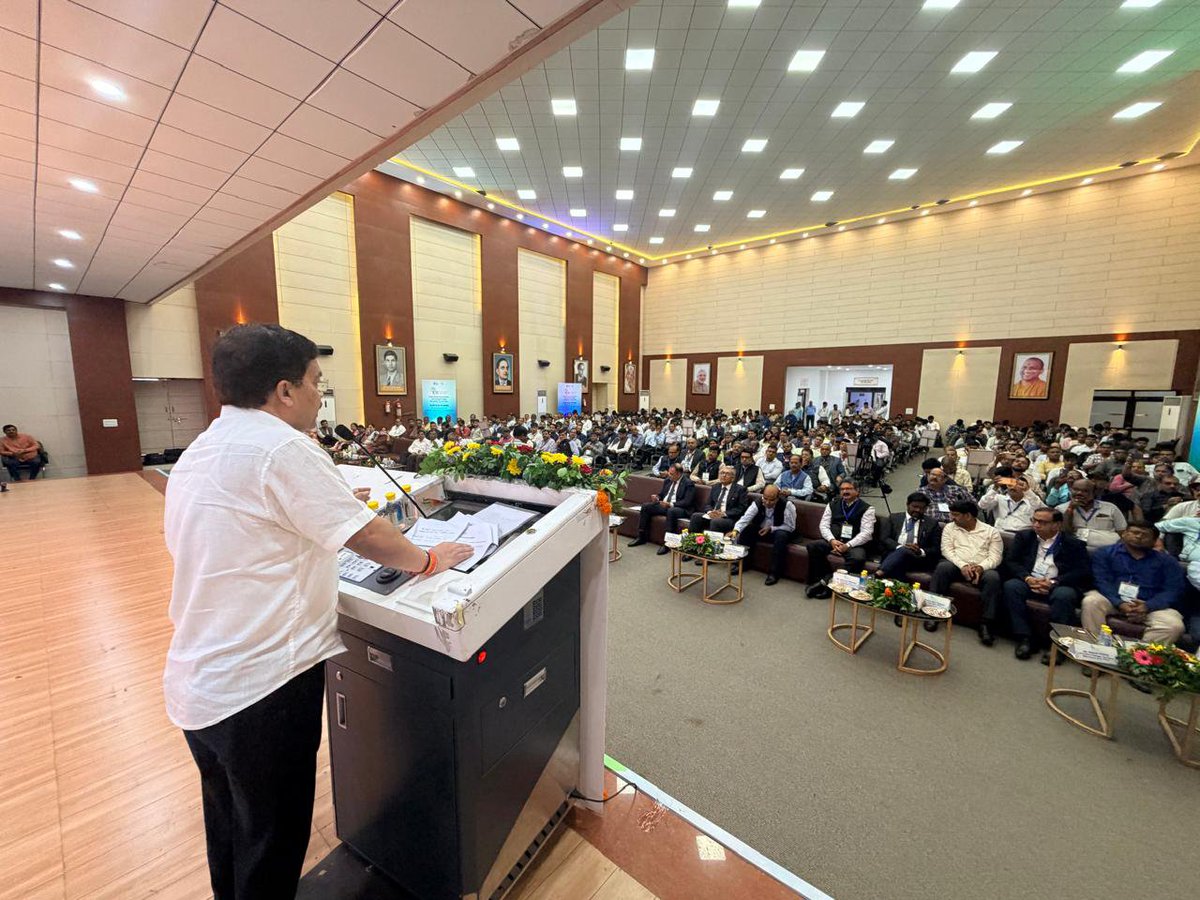 AKTU_Lucknow's tweet photo. पेट्रोलियम एवं प्राकृतिक गैस मंत्रालय के निर्देशन में इंडियन ऑयल कॉर्पोरेशन लिमिटेड के सहयोग एवं फेडरेशन ऑफ इंडियन पेट्रोलियम इंडस्ट्री की ओर से आयोजित इंडिया एनर्जी वीक 2027 के लिए अनलॉकिंग इनोवेशन सेक्योरिंग एनर्जी शेपिंग टूमॉरोः https://t.co/lyHMxnQdpH
