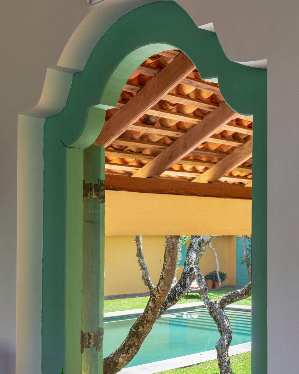 simplytgt's tweet photo. Five bedrooms, a courtyard pool and a little green gate that opens onto the beach. The Last House at Mawella, often described as Geoffrey Bawa's final design.

#GeoffreyBawa #SriLanka #travelgate #simplytravelgate https://t.co/L4AZ2s9AwJ