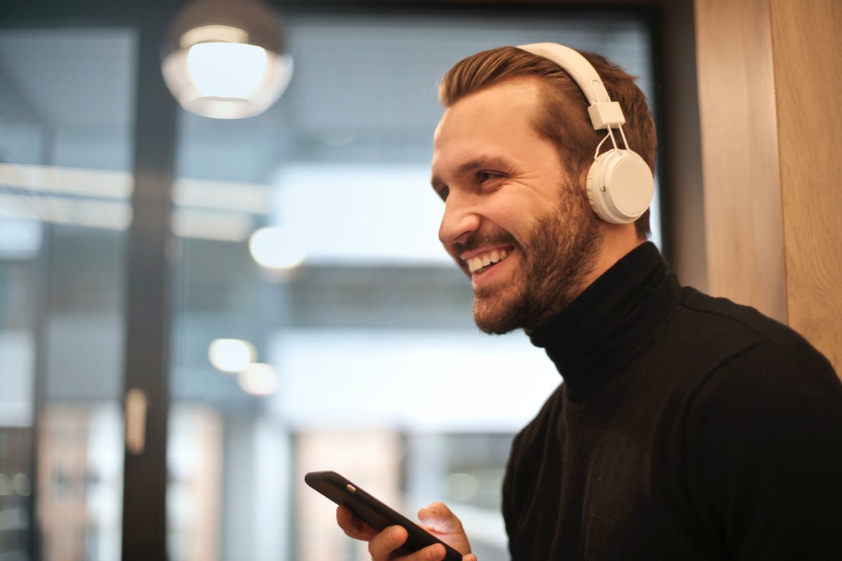 NevilleOchsner's tweet photo. Losing yourself in English songs is a fun way to learn new words and natural expressions—sing along daily, and you’ll see progress in no time! https://t.co/WwVaQEwajo