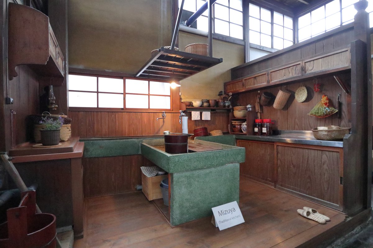 KitaseMotoya's tweet photo. 内蔵3
山吉肥料店の水屋。映画のセットか？と思うようなしつらえ。昭和６０年代まで利用していたようです。こういう形と広さでキッチンを設計したくなりました。人研ぎの長しの色と形状もよい。
＃建築見学 https://t.co/2lnYYzbGJF