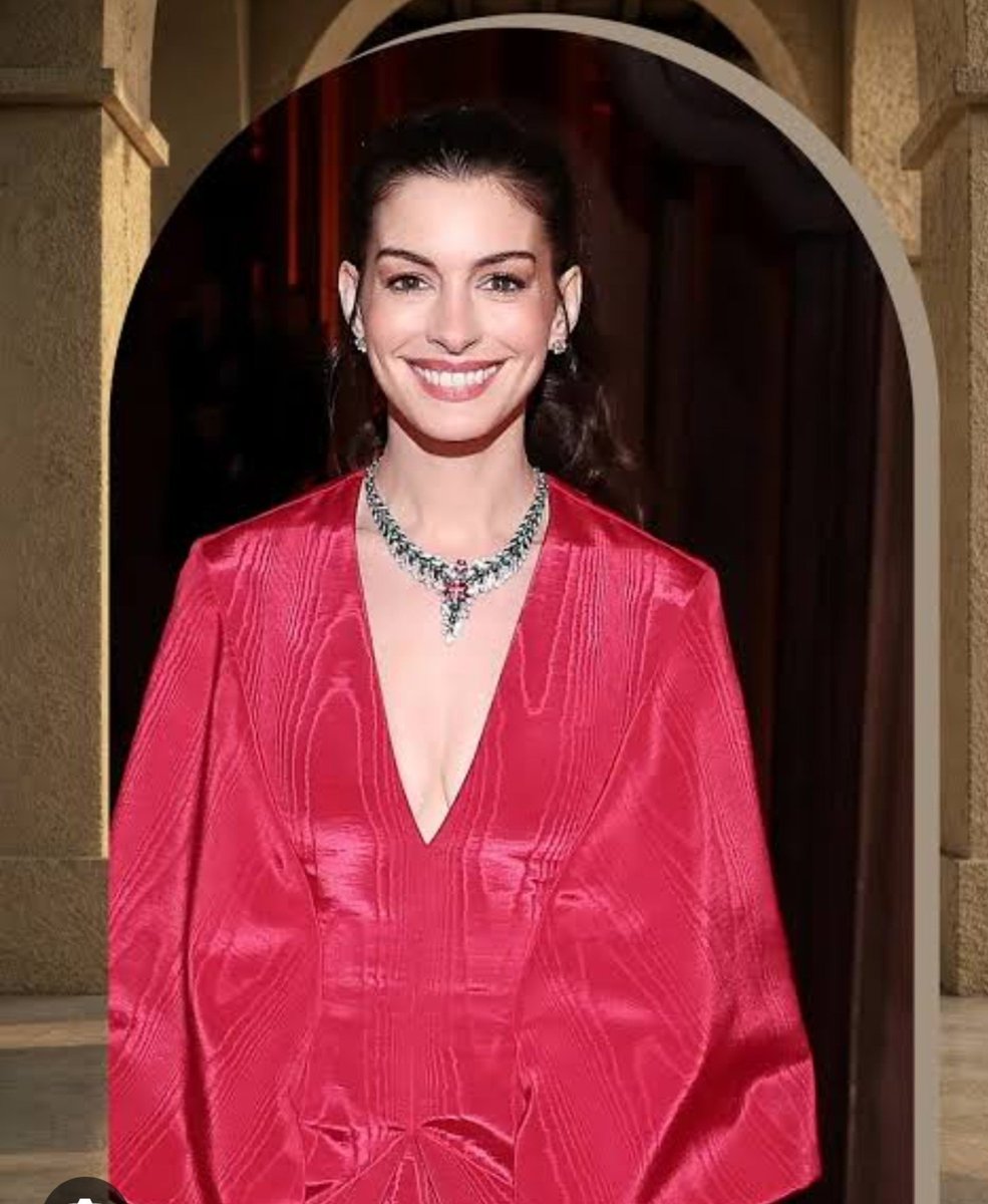 S_Paradox_'s tweet photo. Aane Hathaway  in red gown! https://t.co/LR0bmTFk07