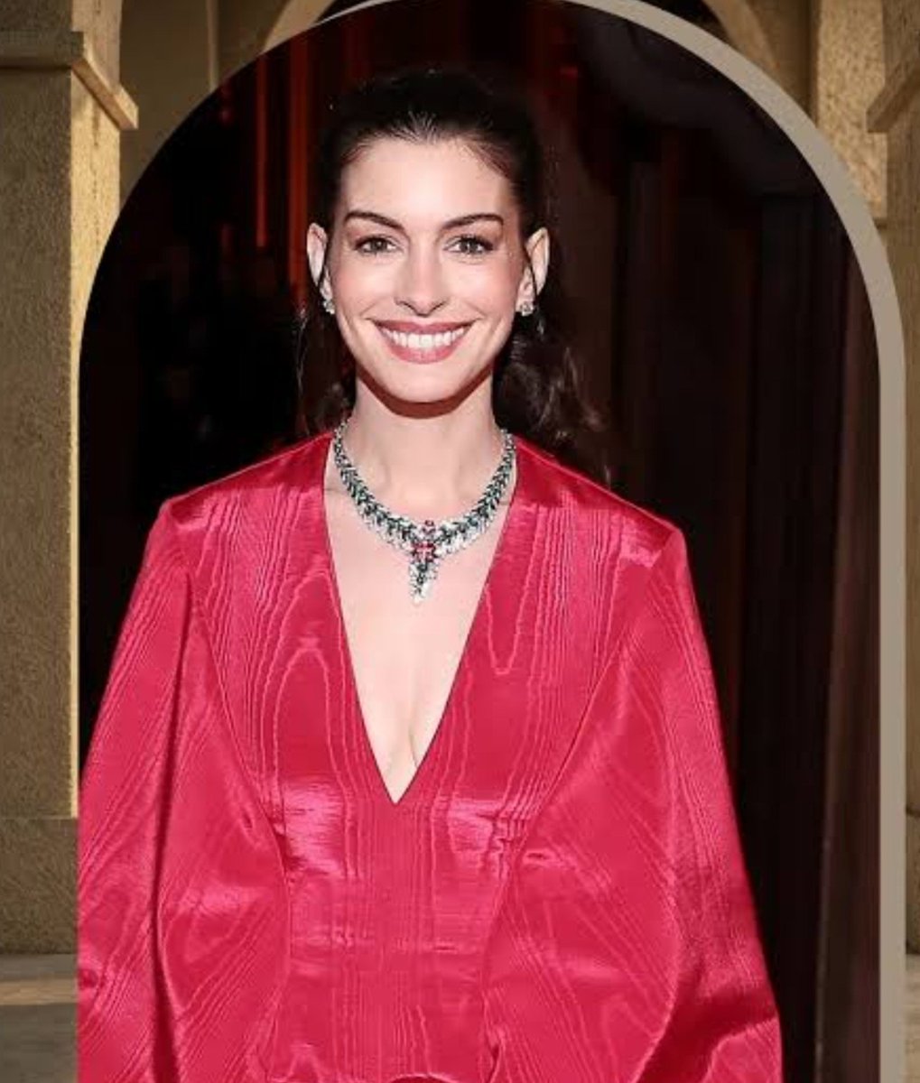 S_Paradox_'s tweet photo. Aane Hathaway  in red gown! https://t.co/LR0bmTFk07