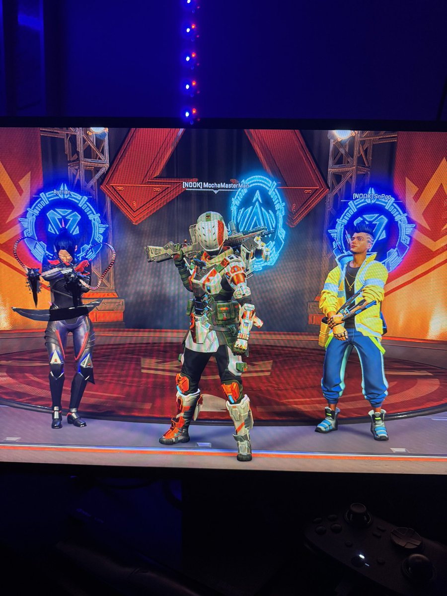 Paragonislit's tweet photo. @Respawn how the fck do we play games and even get cheating teammates and yall are saying you are fixing stuff, every single person on this team is cheating 4x on havocs with zero recoil and aimbot like what’s the point of playing @PlayApex anymore how are these guys still on https://t.co/4TplGQoOiC