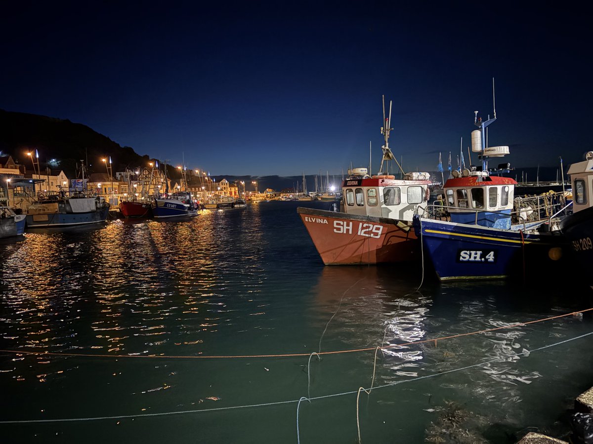 FYoungWriter's tweet photo. #Tuesday #Scarborough #moonlight #morning 🌖 Mild in the moonlight this morning  🌊 Quite a high tide  🌊  Have a good day 🌖 https://t.co/1HMR1SY77v