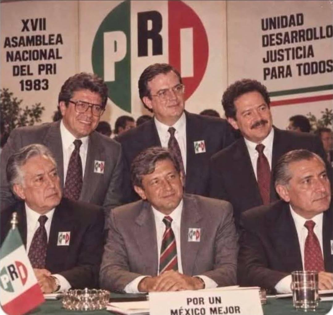 PorMiMexico71's tweet photo. Si le dan RT se infartan los aplaudidores de MORENA, al ver tanto ex priistas juntos.

Aunque ahora estén en Morena, no dejan de ser ex priistas, esos que dicen odiar al "PRIAN" https://t.co/teDskFHo0j