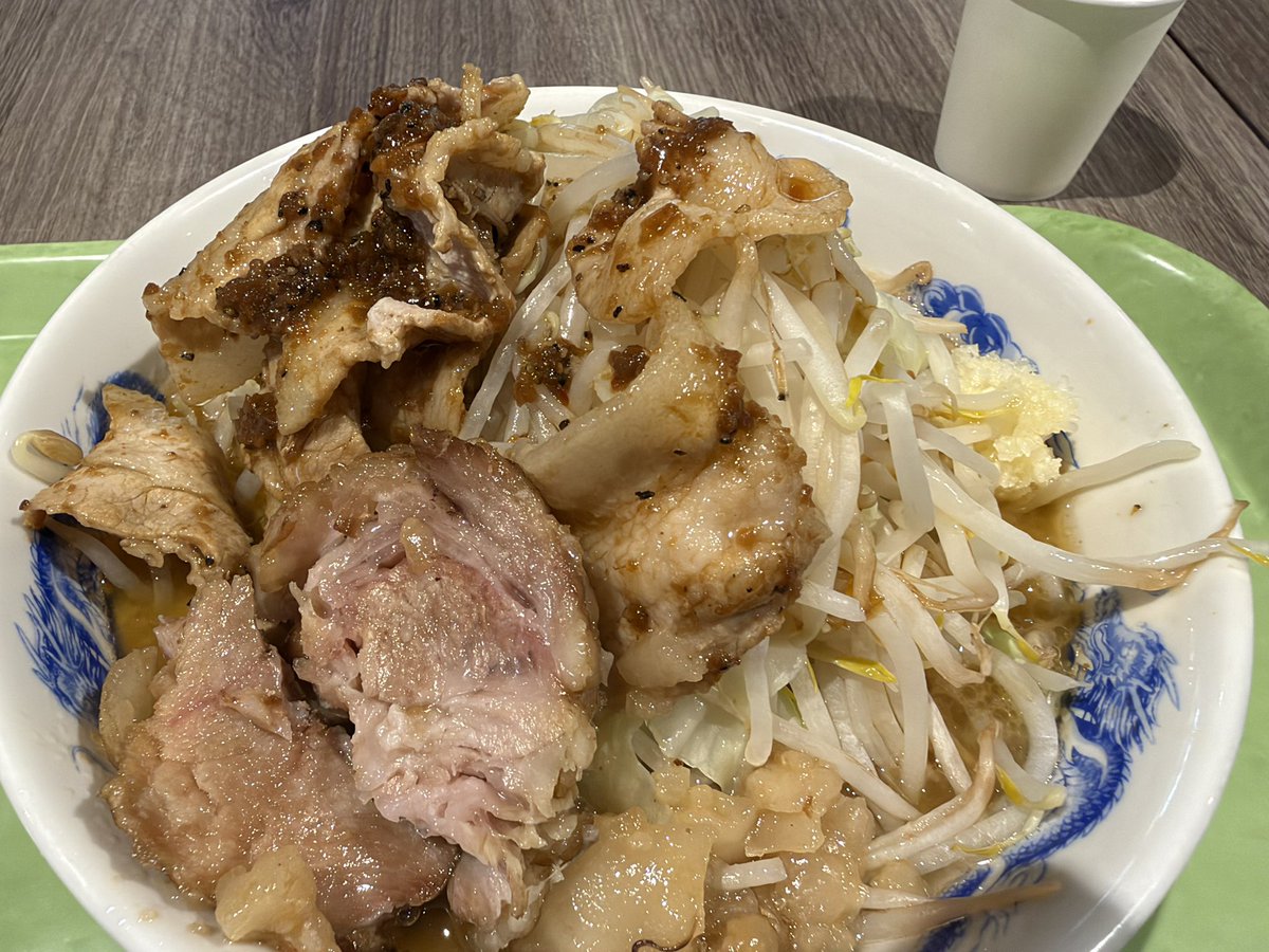 chocolatering's tweet photo. 雨だし大宮公園まで行くのかったるいからジャンクガレッジにした

普通のラーメンより100円高い期間限定のニンニク豚しゃぶラーメンを全マシのニンニクさらに豚1枚増しで

美味かった
普通のラーメンより満足感ある https://t.co/3IC4cOt5Ro