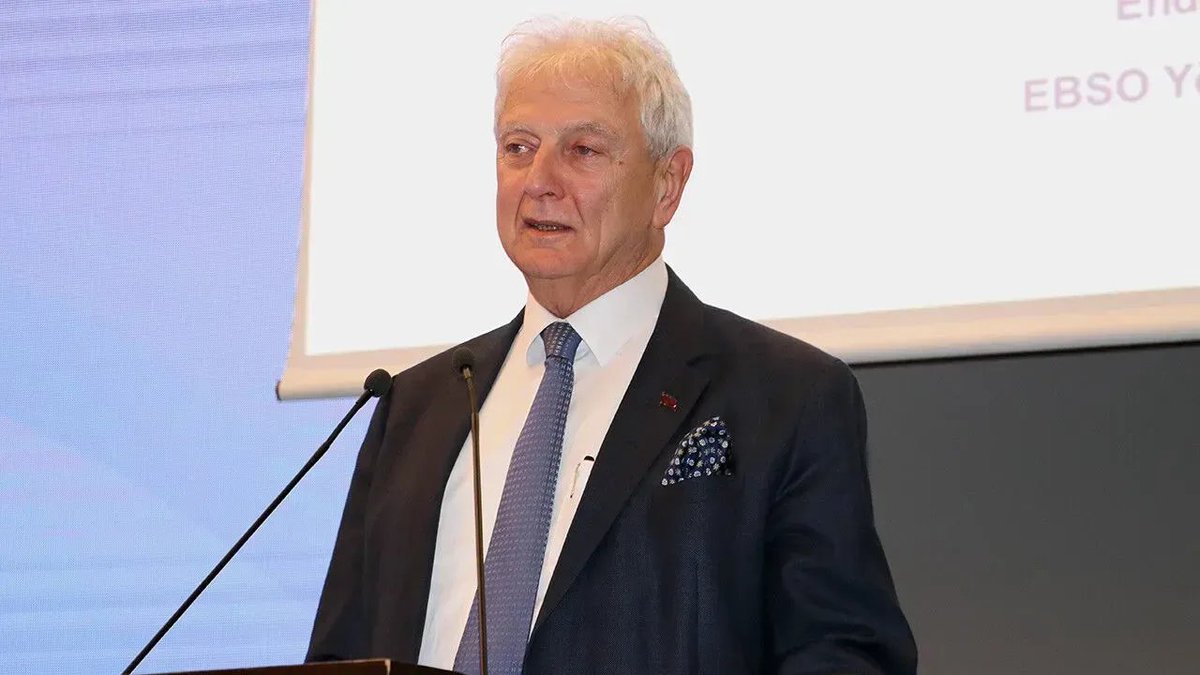 Piyasa1453's tweet photo. 🔴 'Bu ülkede geçmişte Sülün Osman, Banker Kastelli, Jet Fadıl, Tosuncuk vardı. Şimdi de foncuk çıktı.'

📍Ege Bölgesi Sanayi Odası Başkanı Ender Yorgancılar: (Fon olayları)

▪️500 bin kişi değerlendirirken parayı, izni veren kim bu fonların kurulmasına? SPK değil mi?

▪️Denetleyen kim, devlet.

▪️Buradaki paraları bir yere gelmiş bir kişinin… Ya bize de söyleselerdi de 63 milyon lira yatırıp 2 milyar parayı getirseydik. Böyle bir şey var mı?

▪️Bu ülkede geçmişte Sülün Osman vardı, Banker Kastelli vardı, Jet Fadıl vardı, Tosuncuk vardı.

▪️Şimdi de Foncuk çıktı.

▪️Ben bunlara da kabahat bulmuyorum.

▪️Jet Fadıl’ın gazetesinin ortasında Maldivlerde yeriniz hazır diyordu, vatandaş gelip alıyordu.

▪️Tosuncuk mavi yumurta yapacağım dedi. Millet gitti Tosuncuk’tan hisse aldı.

▪️Kastelli dağıttı dağıttı, sonra paralarla İsviçre’ye gitti.

▪️O kadar çok bu işlere para yatırma heveslisi vatandaş var ki.

▪️Bunların zarar görmemesi için devletin hızlı aksiyon alıp, cezalandıran sistem lazım.

▪️Sayın Cumhurbaşkanımızın açıklaması çok önemli.

▪️İnşallah buradaki sebebiyet verenlerin tamamı cezalandırılır ve gerekli bedeller ödetilir.

-TekReferans