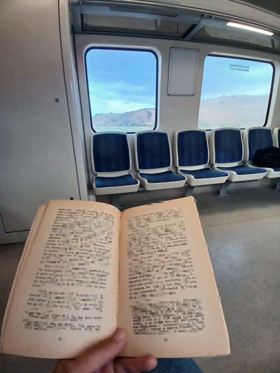misafirolgel's tweet photo. İşe gitmek yasaklansın. Ama #izban'da kitap okumak serbest. 😊 Günaydın. https://t.co/0wWyB4vVRu