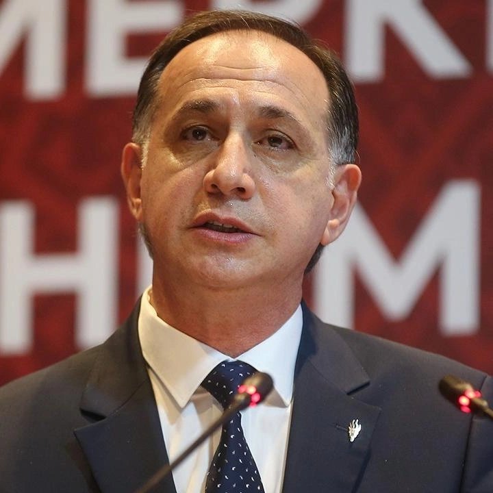 siyahsancakx's tweet photo. 🔵 MHK Başkanı Ferhat Gündoğdu'nun gözaltına alındığı soruşturma hakkında bilinenler;

➖️“Hakemler Dosyası” soruşturmasında 4 ilde eş zamanlı operasyon düzenlendi.

➖️Soruşturma, 15 Eylül 2025’te yapılan müşteki başvurusuyla başladı.

➖️Dosyada bazı hakem ve gözlemcilere mobbing uygulandığı ve resmi belgede sahtecilik yapıldığı iddiaları yer alıyor.

➖️MASAK ve HTS kayıtları, tanık ifadeleri ve bilirkişi raporları incelendi.

➖️MHK Başkanı Ferhat Gündoğdu’nun da aralarında bulunduğu bazı mevcut ve eski MHK üyeleri, hakem ve gözlemcilerin suçlarla bağlantılı olabileceği değerlendirildi.

➖️Operasyonda 7 şüpheli gözaltına alındı. (Çağdaş Evren Şenlik)