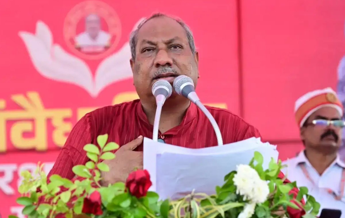 VoiceOfBrahmins's tweet photo. निषाद पार्टी के अध्यक्ष डॉ संजय निषाद ने आरक्षण और SC/ST एक्ट को लेकर बड़ा बयान दिया है।

संजय निषाद ने कहा कि इस देश में जानवरों के लिए भी कानून बने हैं और अलग-अलग जातियों के लिए भी एक्ट है। इसी तरह सवर्ण समाज के लिए भी कानून होना चाहिए। उन्होंने कहा कि जब जाति के आधार पर चुनाव लड़ने के लिए सीट आरक्षित हो सकती है, तो सामान्य वर्ग के गरीब लोगों के लिए भी चुनाव लड़ने के लिए कुछ सीटें आरक्षित होनी चाहिए।

इसके बाद उन्होंने कहा कि जो लोग पहले से आरक्षण का लाभ पा चुके है, उन्हें आरक्षण के दायरे से बाहर किया जाए। उसी जाति के झोपड़ी में रहने वाला गरीब व्यक्ति को आरक्षण का लाभ मिले, संपन्न व्यक्ति को इससे बाहर रखा जाए।