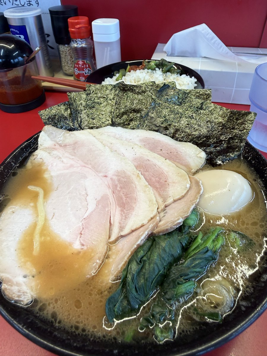 talbo009's tweet photo. 今日のランチはかわみ家さんで得ラーメンをオーダー👍新しいメニュー⁉️🤔チャーシュー3枚、海苔5枚、味玉ついて¥1,300はありがたいね。ライスも無料だし、感謝しかないですね。更に旨いんだからもう神の領域😁
ご馳走様でした🙇🏼‍♂️ https://t.co/ophyNGx26z