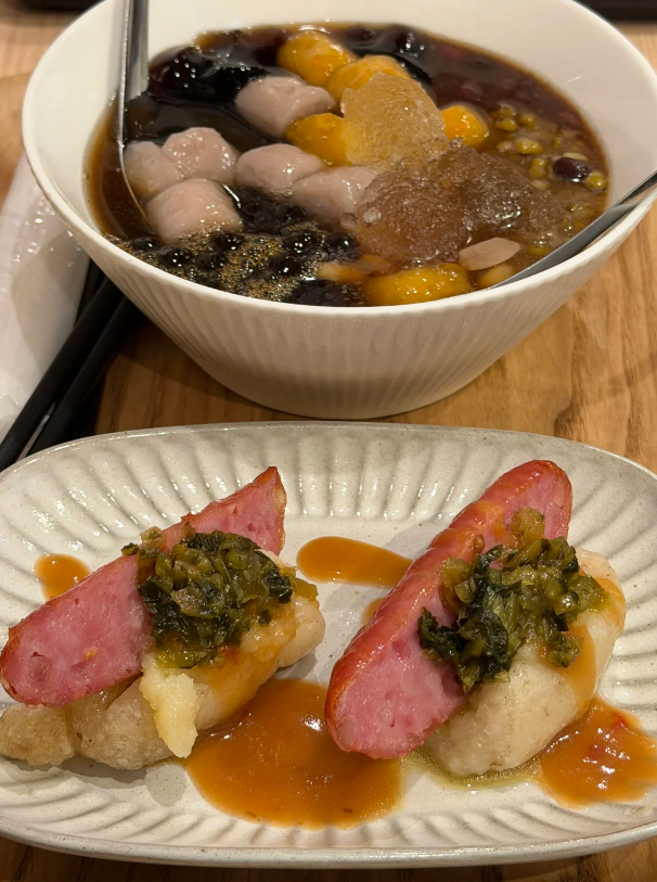 kkdnb7's tweet photo. 臺式甜品 + 大腸包小腸組合太絕✨！Q 彈芋圓搭配仙草蜜豆，一口清爽解膩。大腸包小腸外糯內香，配上酸菜和醬汁，鹹香入味。鹹甜搭配，一口穿越到臺灣街頭，是屬於臺式小吃的治愈感。
#臺式美食 #大腸包小腸 https://t.co/qivlsHOdoJ