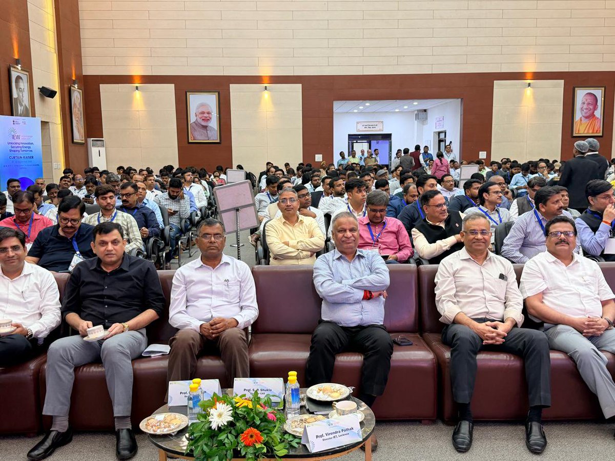AKTU_Lucknow's tweet photo. कार्यक्रम में इंडियन ऑयल कॉर्पोरेशन लिमिटेड के उच्च अधिकारियों के साथ ही विश्वविद्यालय के वित्त अधिकारी केशव सिंह, परीक्षा नियंत्रक प्रो0 दीपक नगरिया, कैस के निदेशक प्रो0 एसपी शुक्ल, आईईटी के निदेशक प्रो0 वीरेंद्र पाठक, https://t.co/YS3R3Ca6DE