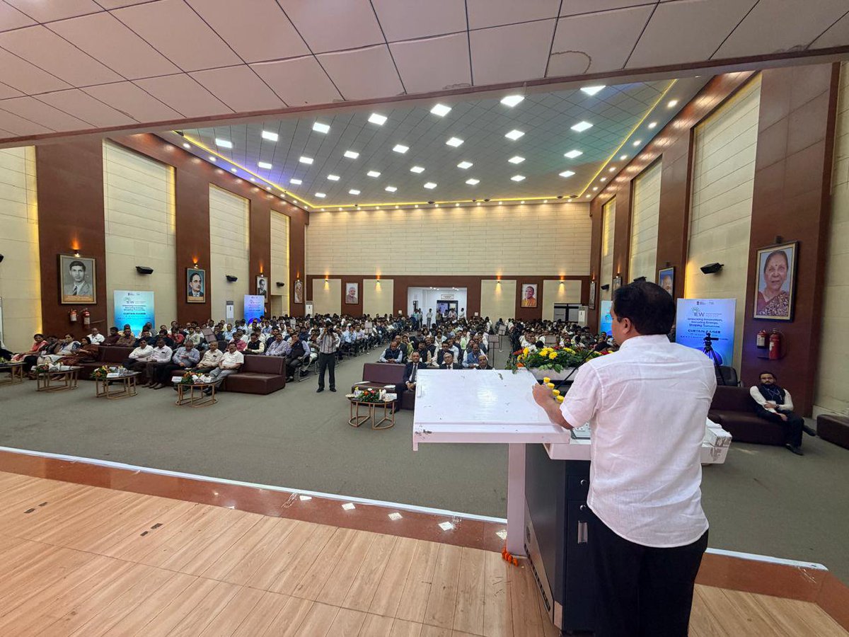 AKTU_Lucknow's tweet photo. कार्यक्रम में इंडियन ऑयल कॉर्पोरेशन लिमिटेड के उच्च अधिकारियों के साथ ही विश्वविद्यालय के वित्त अधिकारी केशव सिंह, परीक्षा नियंत्रक प्रो0 दीपक नगरिया, कैस के निदेशक प्रो0 एसपी शुक्ल, आईईटी के निदेशक प्रो0 वीरेंद्र पाठक, https://t.co/YS3R3Ca6DE