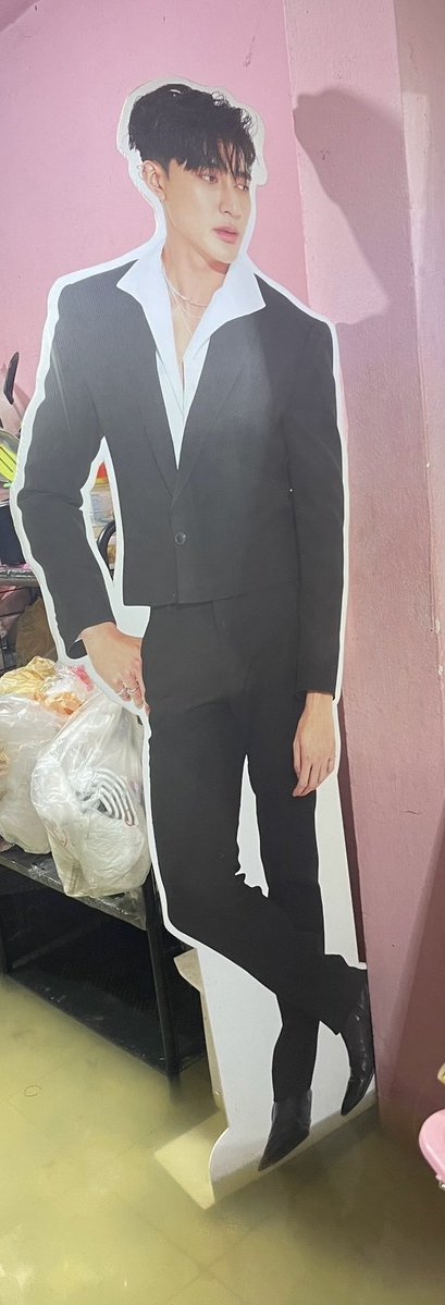 n_namhom's tweet photo. พี่เอิร์ทยืนจมน้ำ แม่ช่วยชีวิตด้วยการรองอิฐให้แล้วนะ แต่ก็ยังไม่พ้นอยู่ดี

ละแม่ยืนพูดกับพี่เอิร์ทว่า “แม่ช่วยชีวิตเอิร์ทได้แค่นี้ เอิร์ทยืนแช่น้ำตรงนี้ก่อนได้มั้ยลูก เอิร์ทตัวสูง แม่เอาขึ้นข้างบนลำบาก” 555555555555555555555 กุขำลั่นเลย https://t.co/yAPU7JsTKh