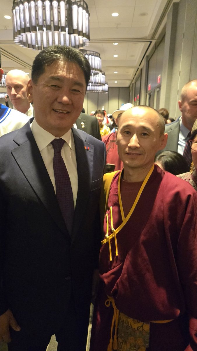 ChinzillaMon's tweet photo. Төрөөр амьсаглав
Төрийн тэргүүний хэлсэн үгсээс:
Би өглөө оройгүй гурван зүйлийг боддог.
Нэгдүгээрт манай улсын тусгаар тогтнол.
Бид таван зүйлийг шийдэх ёстой үний бас нэгдүгээрт "Эрчим хүч" хэмээн яриагаа эхэлсэн юм.
Даян дэлхийд дайн өрнөж байна.
Бид амар амгалан амьдарч байна.
Энэ хоёр хөрш улсыг давж бидэн рүү дайрах улс энэ дэлхийд ширхэгч байхгүй бид их том хамгаалалтай улс.
Бид 2 хөрштэйгөө хилийн маргаангүй.
Эв найрамдалтай байна.
Бидэнд шашны мөргөлдөөн алга.
Манайд цунами болдоггүй.
Монгол улс маань энэ дэлхийн хамгийн цэвэр усны хагалбар дээр оршдог.
Бидэнд 70 сая мал байна.
Бид хангалттай хүнстэй улс.
Эдийн засаг, гадаад худалдаа, Export, Import  нэмэгдсэн.
Гадаадын хөрөнгө оруулалт өссөн.
Дотоодын нийт бүтээгдэхүүн, нэг хүнд ноогдох байдал өссөн зэргийг эш үндэстэй, тоо баримттай ярив.
20 жилийн өмнөхтэй харьцуулахад Монгол улсад ямар ямар өөрчлөлт, ололт амжилт  гарсныг бид хоёр чихээрээ сонслоо.
Өдөр бүр шахуу улс орныхоо тухай бараан мэдээ илүүтэй сонсож халгаж хүлээн авдаг бидний хувьд төрийн тэргүүн морилж дан эерэг мэдээллээр булав шүү.
Тэрээр илтгэл дундаа "Бүх зүйл муу биш" хэмээн гурвантаа онцолсон юм.
Бидэнд болж байгаа зүйл байгаа, болохгүй зүйл ч бий, үүнийг үгүйсгэхгүй, та бүхэн мэдэж байгаа хэмээн ний нуугүй ярьсан юм.
Энэ дэлхиий дээр асуудалгүй улс орон гэж байдаггүй юм, бүгд асуудалтай.
Харин хэрхэн яаж, хурдан шийдэх вэ гэдэгтээ асуудал байна.
Хүний насны хувьд хорь гучин жил урт, харин нийгмийн хувьд бага хугацаа гээд үүнд олсон бүтээсэн ололт амжилтаа тодорхой нэрлэв.
Хөгжлийг яг юу чөдөрлөөд болохгүй байгааг бид бас судлуулсан.
Энэ бол ёс зүйгүй байдал.
Бид эвтэй, ёс зүйтэй байх ёстой.
Улс орон маань хөгжиж дэвжиж байгаа, боломж бололцоо их байгаа тухай чихэнд чимэгтэй үгс сонсох сайхан байлаа.
Хөгжиж байгаа улс орны нэгэн илрэл нь хүмүүс нь спортоос аваад олон салбарт амжилт гаргадаг гэлээ.
Үүний жишээнд манайхан даян дэлхийд эх орныхоо нэрийг гаргаж яваа залуус тэдний амжилтуудыг шил дараалан үсэг харахгүй дурдаж байв.
Энэ нь саяхан болсон "Physical Asia" тэмцээнээс аваад " манайд энэ дэлхийн хамгийн хурдан өвөө хүртэл байна гээд
92 настай Раднаа гуайн амжилтыг цохон бахдав.
Мөн гадаад дотоодын олон айлчлал, Ромын пап зэрэг, ирсэн зочдын хэлсэн сайхан үгсийг дурдаж нээрээ бид чинь бас айн гэмээр огшоож байв.
Монголын ард түмэн гадаад оронд байгаа та бүхэндээ маш их талархаж, бахархаж явдаг.
Та бүхэн энэ их ололт амжилтын нэг хэсэг нь шүү.
Намайг ерөнхий сайд байхад гадаадад байгаа Монголчууд маань жилд 500 сая доллар илгээдэг байсан.
Одоо 1 тэрбум  доллар болсон байх.
Тиймээ Жавхлан сайдаа хэмээн тодруулж байв.
Тэрээр эндээс Монгол улсдаа өөрсдийн чадах хувь нэмрээ оруулж яваа хувийн хэвшил, бизнесийн төлөөлөл, соёл боловсролын хүмүүст цол зэрэг шагнаж урамшуулав.
Онцолоход манай шашны салбарт нэг " МУ соёлын гавьяат нэмэгдэж энгэрээ мялаалгав. Luvsanjamts Davaanyam
Мөн тэрбээр та нар үндэсний хувцасаа сайн өмсөж байгаарай гэж захимаар байна.
Бутан улс бүгд үндэсний хувцасаа өмсдөг.
Түүгээр нь дэлхиий таньдаг юм билээ.
Бид ч тэгэх ёстой.
Та бүхэн бол Монгол улсын дипломат хүмүүс гадаад оронд танаар монгол улсыг мэдэж эхлэнэ.
Та бүхэн Монгол улсын нэрийн хуудас.
Та өөрөө Монгол улс хэмээн онцлов.
Ерөнхийлөгч Чингис хаанд их хайртай хүн юм.
Чингис хаан байгаагүй бол бид хөршүүддээ ч хүлээн зөвшөөрөгдөх хэцүү.
Агуу түүх, агуу хүний нөлөө байгаа учраас бид тусгаар тогтносон улс.
Бид Чингис хааныг шүтэх ёстой.
Зургыг нь хоймортоо залах ёстой.
Үр хүүхэддээ хэлж байх ёстой.
Би Чингис хааныг амьд гэж боддог.
Түүний сургаал өнөөдөрч амьд байна гэсэн юм.
Та бүхэн шүүмжилж болно, харин эх орноо үгүйсгэж, муулж болохгүй гэж сануулж байв.
Сэгсгэр ч гэсэн эх минь, сиймхий ч гэсэн гэр минь гэдэг дээ хэмээсэн юм.
Эрчүүд та нар маань хүчтэй, зовхи нь өөдөө байх ёстой.
Гэр бүл үр хүүхдээ хамгаалдаг, чадалтай байх ёстой.Ийм байхад гэр бүл ч тогтвортой сайн сайхан байдаг.
Эмэгтэйчүүд ч сайхан байдаг.
Монгол эр хүн халуун цус бүлээн амиараа эх орноо хамгаалах эр зоригтой байдаг.
Эмэгтэйчүүд эхчүүдэд мөн талархаж " Монгол эмэгтэйчүүдийн яруу алдар бадраг" хэмээн эхчүүдийг огшоов.
Тэрээр Морин хуурын гайхалтай ая эгшиг тоглосон хүүхдүүдийг магтаж ямар хөөрхөн юм бэ мэргэжлийн төвшинд тоглож байна хэмээн сайшаан юм.
За тэгээд сэтгэлд үлдсэн зүйлсээ товч буулгав.
Энд төрийн тэргүүн нам яриагүй, би нам улс төр мэдэхгүй шашны нэг төлөөлөл эгэл жирийн иргэн талаасаа сэтгэгдэлээ буулгаж байгааг минь болгооно биз.
Төрийн тэргүүн ирж цэрэгт байгаа хүүхдээ эргэж буй мэт сэтгэгдэл төрж байв.
Төр төмбөгөр гэж үнэн ажээ.
Биднууд чинь хөөрхий бас байгаа байгаа газраа чадлаараа л байдаг улс.
Нэг оройг Монгол улсынхаа төрийн тэргүүний яриаг сонсож дүгнэж цэгнэж, баясаж суулаа.
Аливаа яриа хэн хийх,  ямар болохоос үл хамааран
" Төрийн дуулал, Халуун элгэн нутгаа хамтдаа дуулахад аньсага нь чийгтээд  босоод ирдэг улсдаа бид чинь.
Энэ арга хэмжээнд эмэгтэй консул маань хатан ухаан зарж " Сэцэн Мандухай" дууг захиалсан нь уур амьсгалыг сүлээд тансаг болгосон.
Зүрхэндээ эх орноо залдаг хөх толботонгууд нэг орой ийнхүү хүний нутагт Монголоороо амьсгалав.
Төрийн тэргүүн урьд өмнө ийм хүндтэй  морилж байсныг би сайн санахгүй нь.
Түмэн олон төрийн тэргүүнийг босч угтаад, босч хүндэтгэн мордууллаа.
Монгол улс мандан бадраг!
АНУ, Чикаго хот
Гэвш, Б.Эрдэнэбат