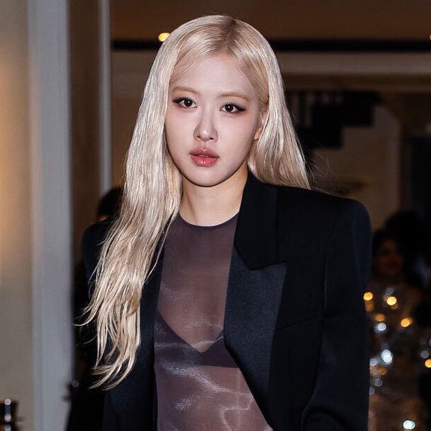 i_iam29's tweet photo. NUMBER ONE GIRL 🌹

ROSÉ FOR SAINT LAURENT 
#ParisFashionWeek #PFW
#ROSÉ #YSL #SaintLaurent https://t.co/7Knf7sfslp