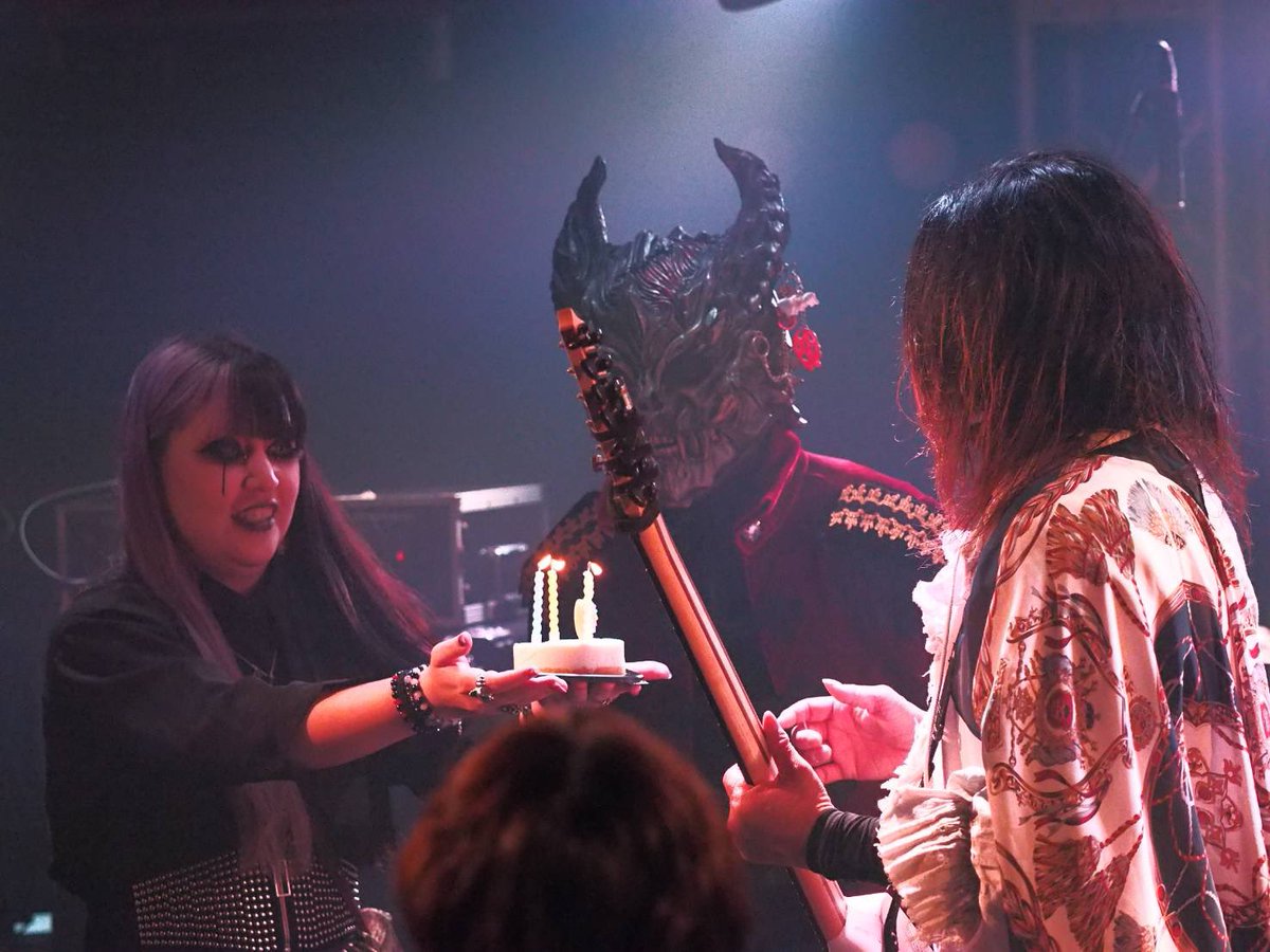 Amiliyah_tweet's tweet photo. ✨一昨日はありがとうございました！！✨

昨日9/27(日) 吉祥寺CRESCENDO
🎂Wester＆Ruchia W-Birthday Show🎂

ご来場くださった皆さま、
本当にありがとうございました！！👑👾🔥

一緒に最高の一夜を作ってくださった
Omega Dripp
JADE FOREST COMPANY
ザ・ヒーナキャット
のろゐみこ
の皆さま、ありがとうございました！！

そして、特別なカクテルまでご用意くださった、吉祥寺CRESCENDOの皆さまにも、心より感謝🍸✨

Wester＆Ruchiaに、たくさんの祝福をありがとうございました！！🫶
特別な一夜となりました🎂✨

これからもAmiliyahの旅を、
一緒に楽しんでいただけたら嬉しいです👑🌲🔥

次回の出現は、
10/18(日)吉祥寺CRESCENDOです！