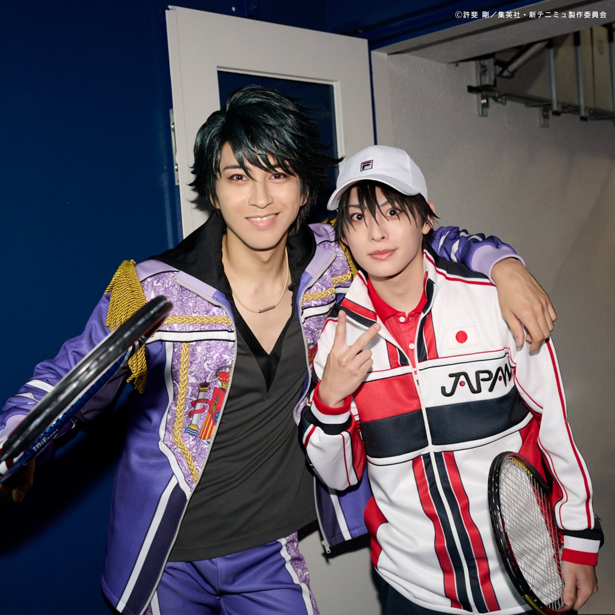 TennimuNews's tweet photo. 《#新テニミュ × ジャパンオープンテニス 2026》

有明コロシアムのテニスコートに、
🎾越前リョーマ 役 今牧輝琉 さん
🎾越前リョーガ 役 井澤勇貴 さん
が登場！

コイントスと試合観戦をさせていただきました💥
このあとはスペシャルトークショーも🎤!!

お楽しみに🎶 https://t.co/FYIxk1M98F