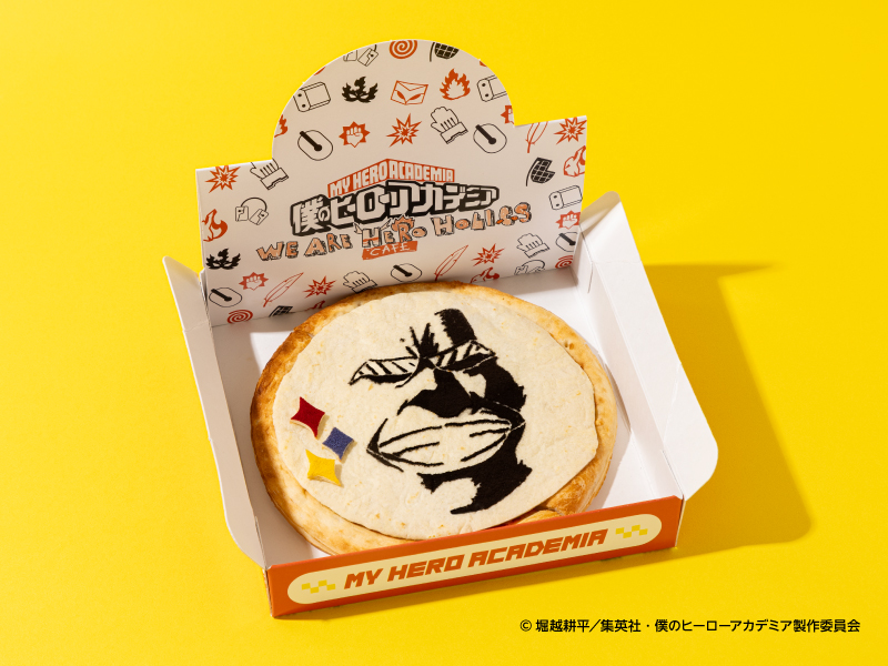 denfaminicogame's tweet photo. 『ヒロアカ』オールマイトのピザがインパクト抜群。コラボカフェが10月16日より東京、愛知、大阪、北海道で開催決定
https://t.co/QR5znjap5p

ハーフ＆ハーフを両方オールマイトで注文すると絵柄がマッスルフォームに。デザートやドリンクのほか、描き起こしミニキャラのグッズも登場 https://t.co/caII7YTmXV