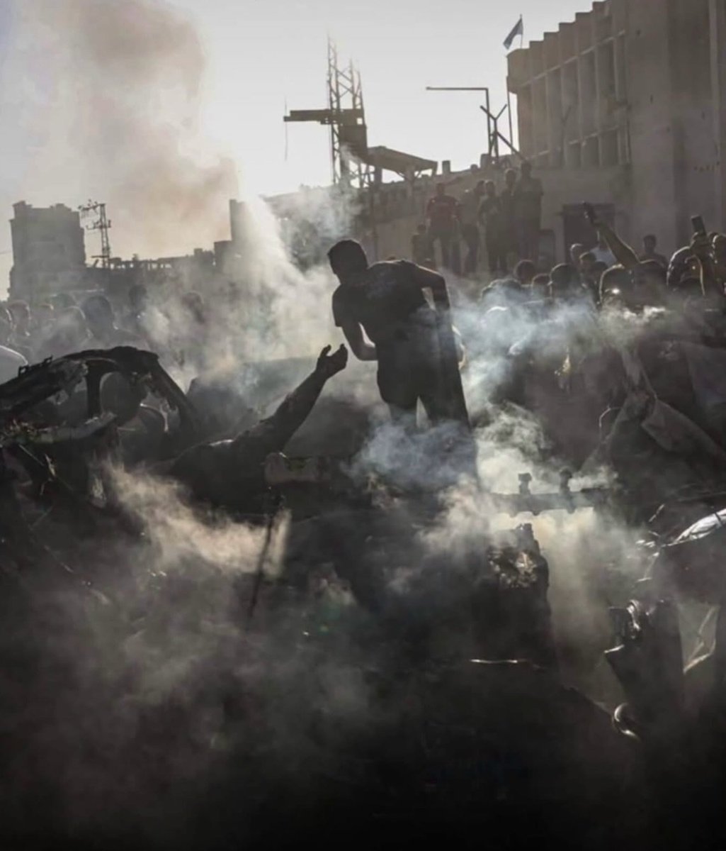 hamad_alnajjar's tweet photo. Gazze’de insanlık diri diri yakıldı. Terörist İsrail’in hedef aldığı araçta alevler içinde kalan genç, son nefesinde elini uzatarak yardım istedi... https://t.co/2RdPM0kqJC