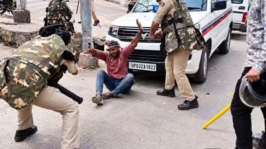 ProfNoorul's tweet photo. एक तरफ भीड़ के सामने हाथ जोड़कर प्रार्थना करने वाली पुलिस दूसरी तरफ लाठियां बरसाती हैं।
यक़ीन करिए! क़ानून सबके लिए बराबर है। https://t.co/2Y9DwlPQhh